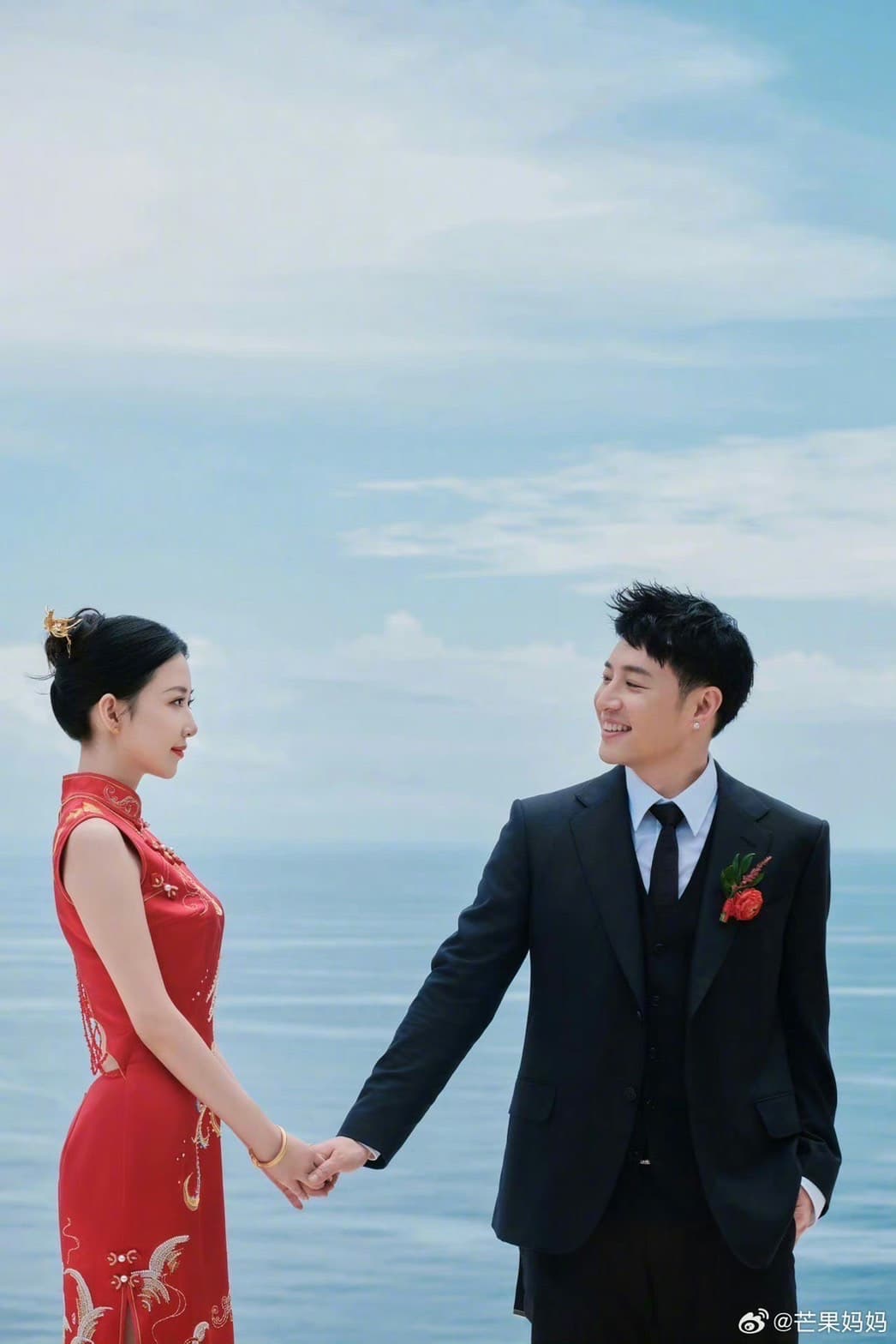 潘瑋柏與宣云在絕美的海景及浪漫的音樂中，舉辦婚宴。（翻攝自微博）