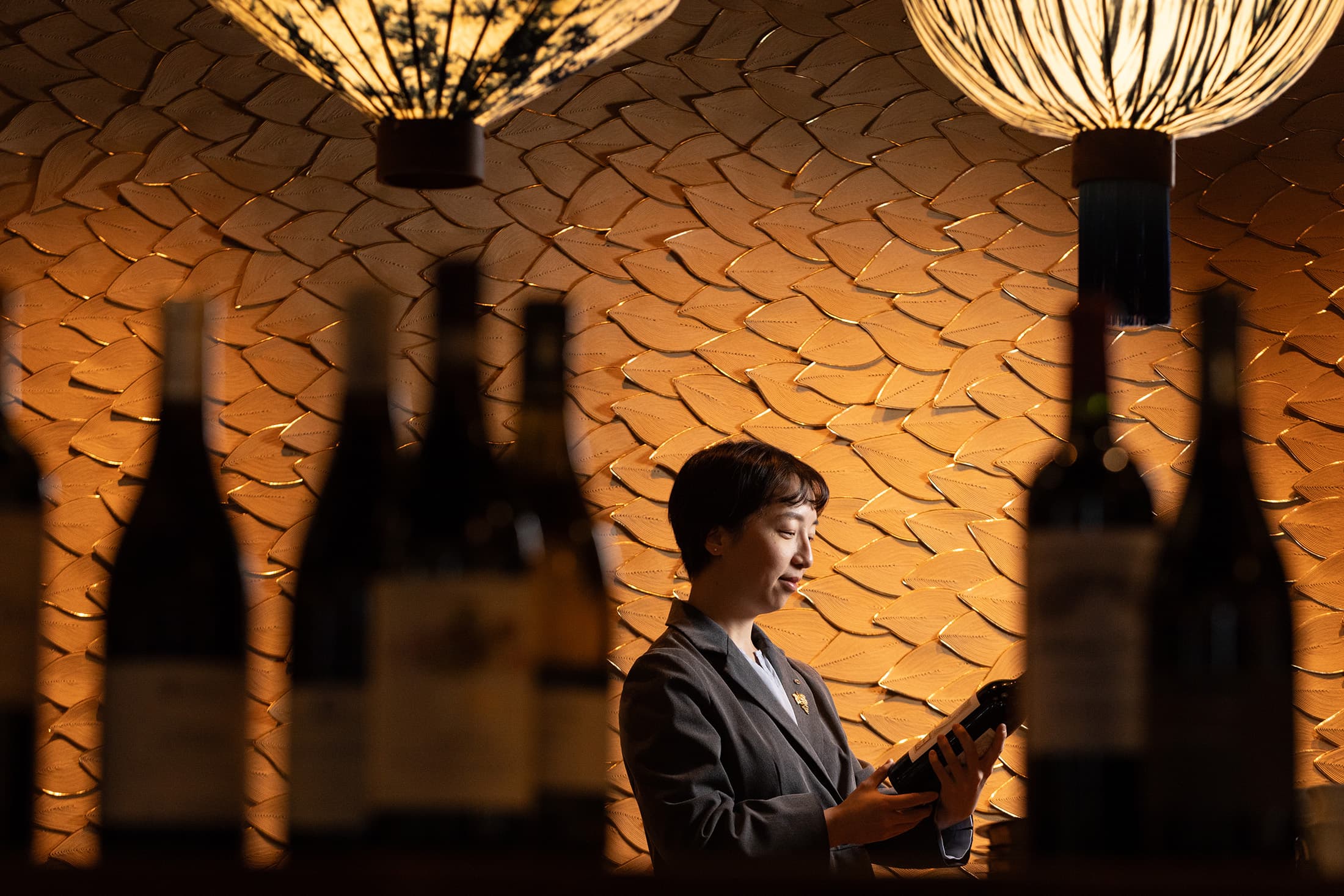 曾雅慧以豐富的酒學涵養,為不同的客人提供最適合的餐酒搭配與服務。