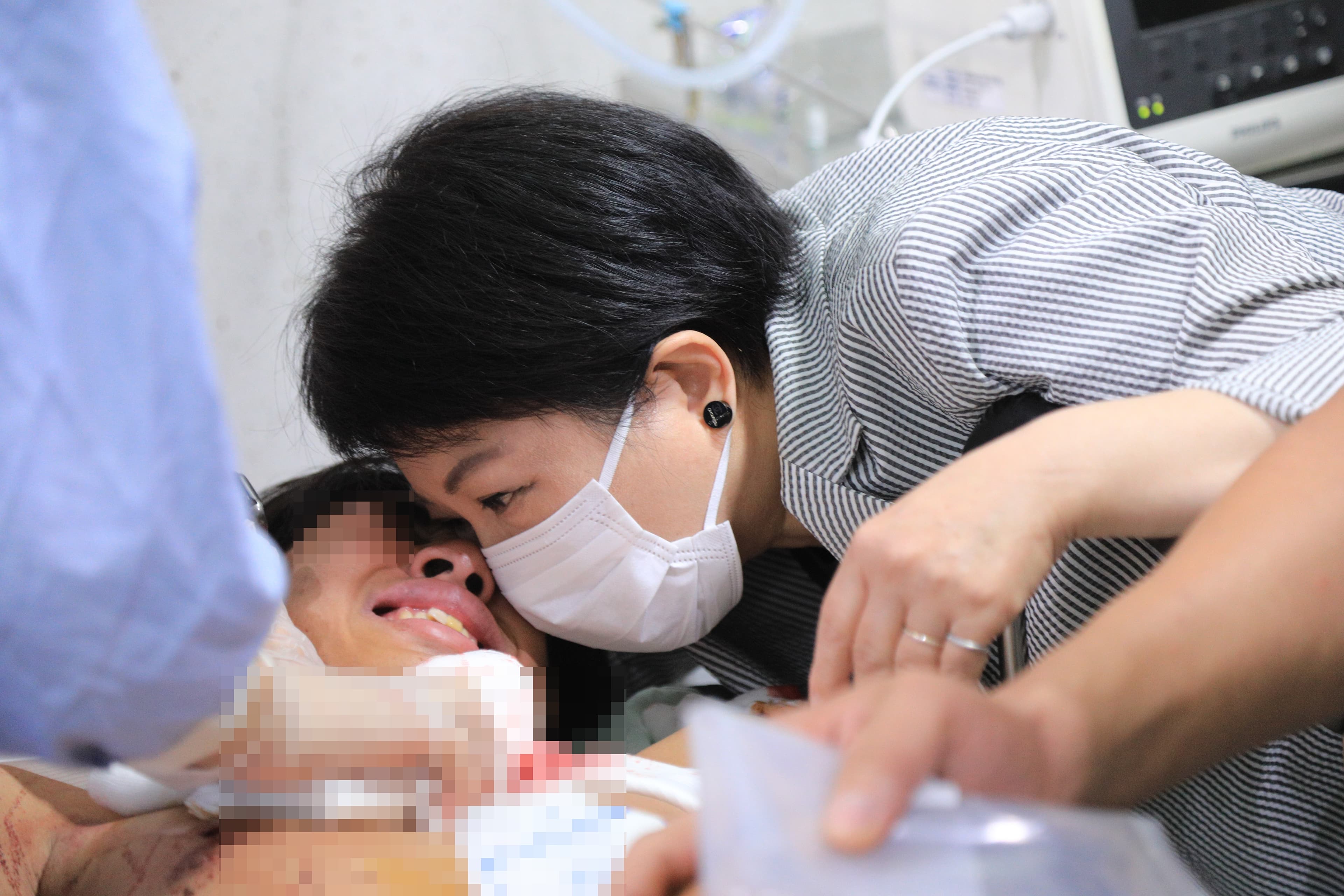 盧秀燕稍早前往林新醫院探視,對傷患及家屬表達慰問。(台中市政府提供)