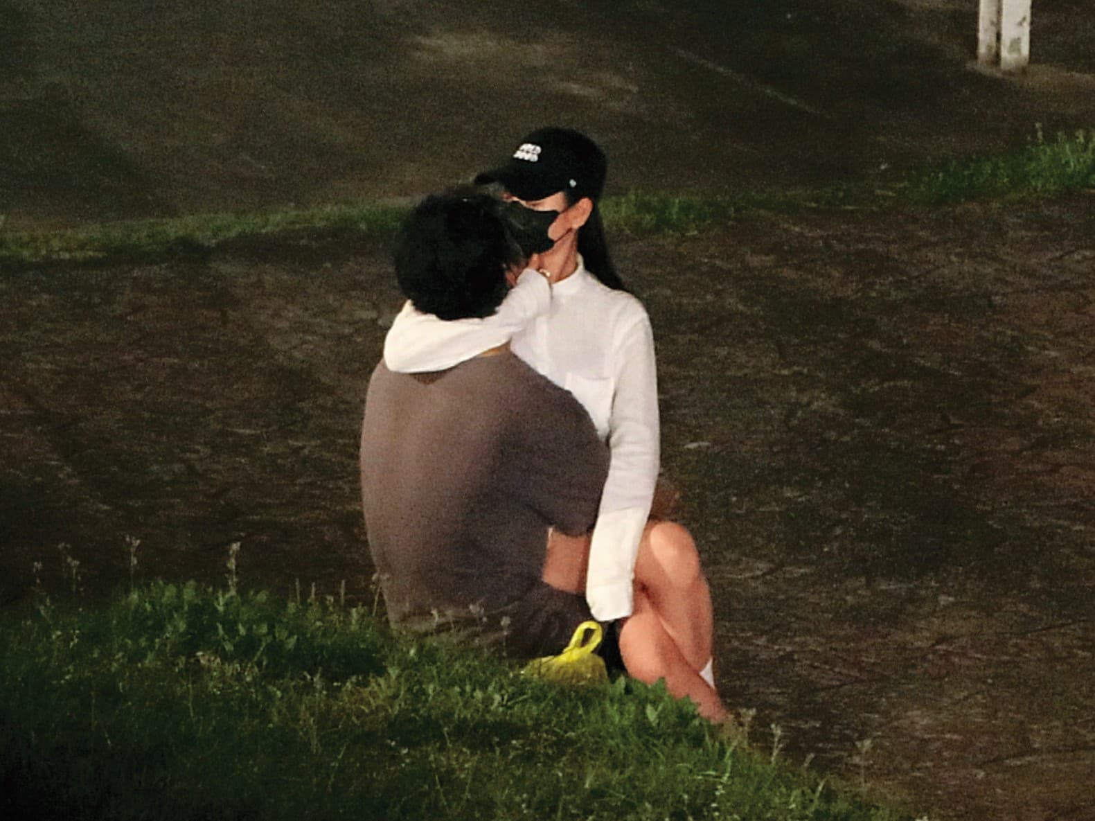 3月28日23:20,吳卓源偶包很重,即使從頭到尾都沒脫下口罩,還是要和朱軒洋隔罩熱吻。