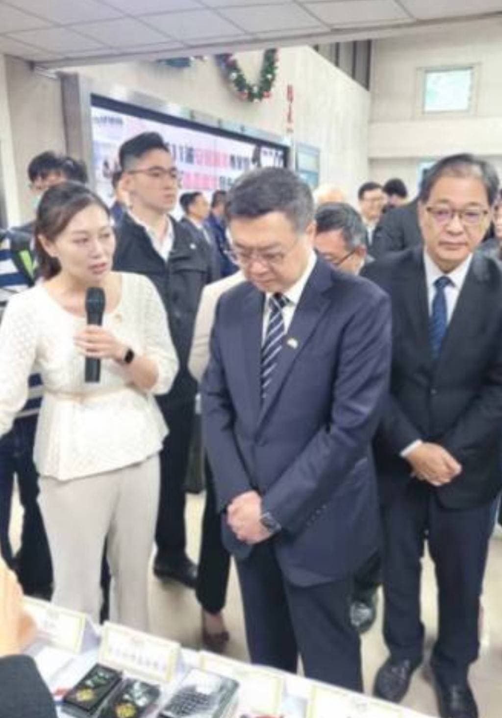温雅惠檢察官(左)向行政院卓榮泰院長(中)、法務部鄭銘謙(右) 。(台中地檢署提供)
