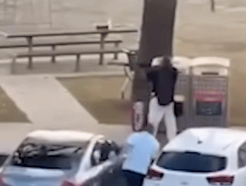 身穿白衣的43歲大叔英勇上前搶奪歹徒槍枝,被大讚是英雄。(翻攝自X)