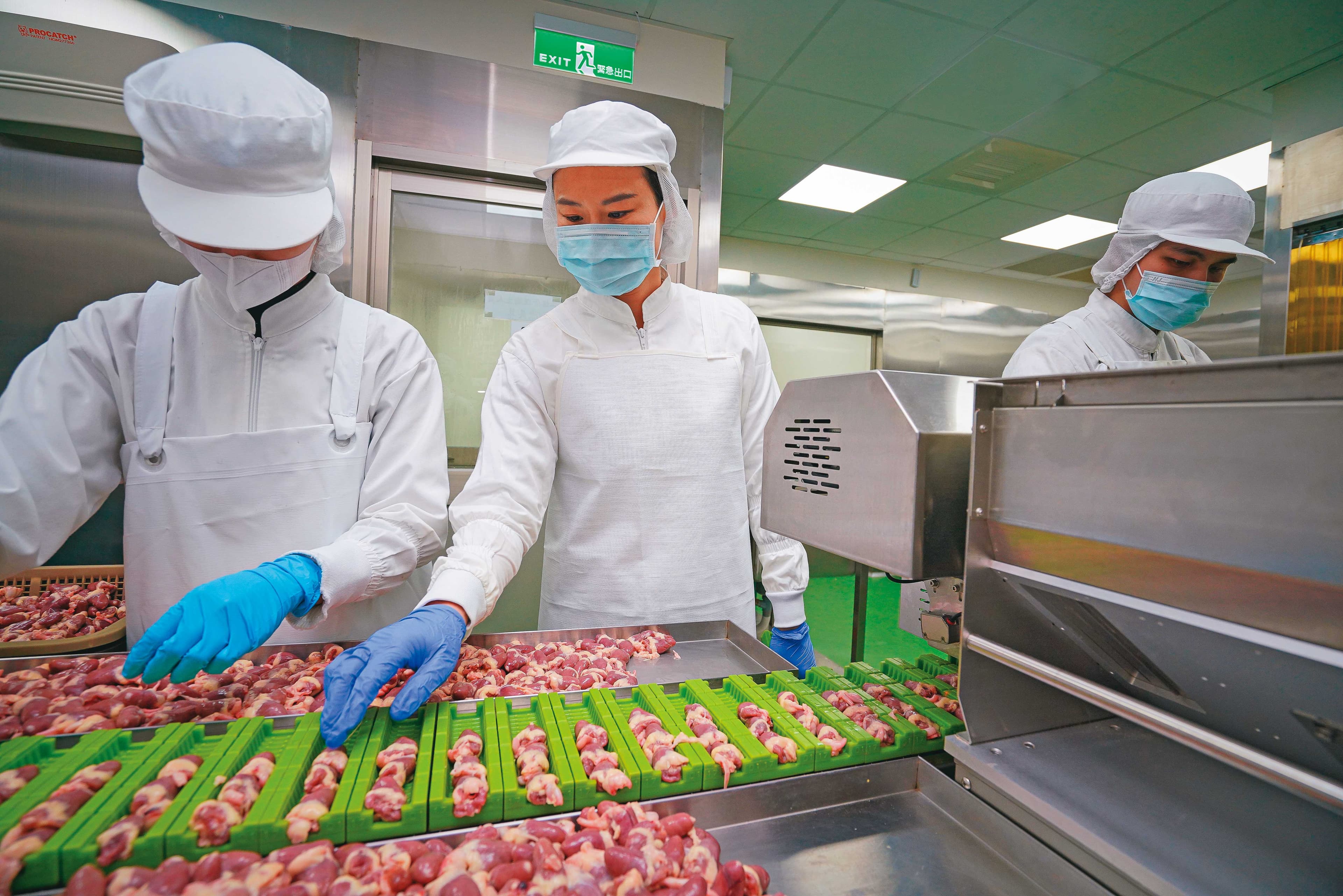陳妍霖砸了500萬元在中央工廠設立自動串製生產線,每日可串製3萬串,除了自家分店外,還幫數家居酒屋代製代串。