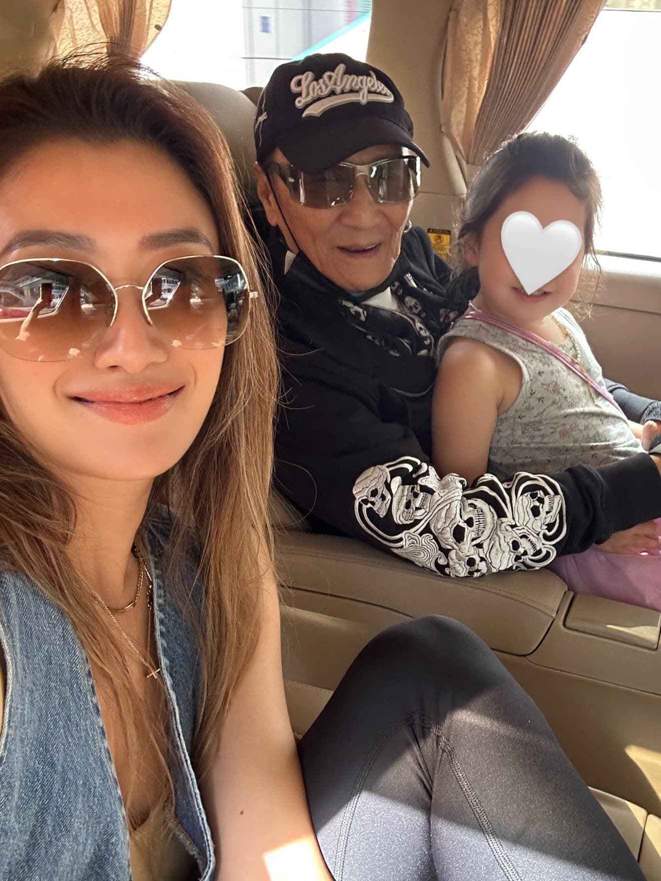 謝婷婷與爸爸謝賢、女兒一起留下溫馨合照。(翻攝jennifertsetingting IG)