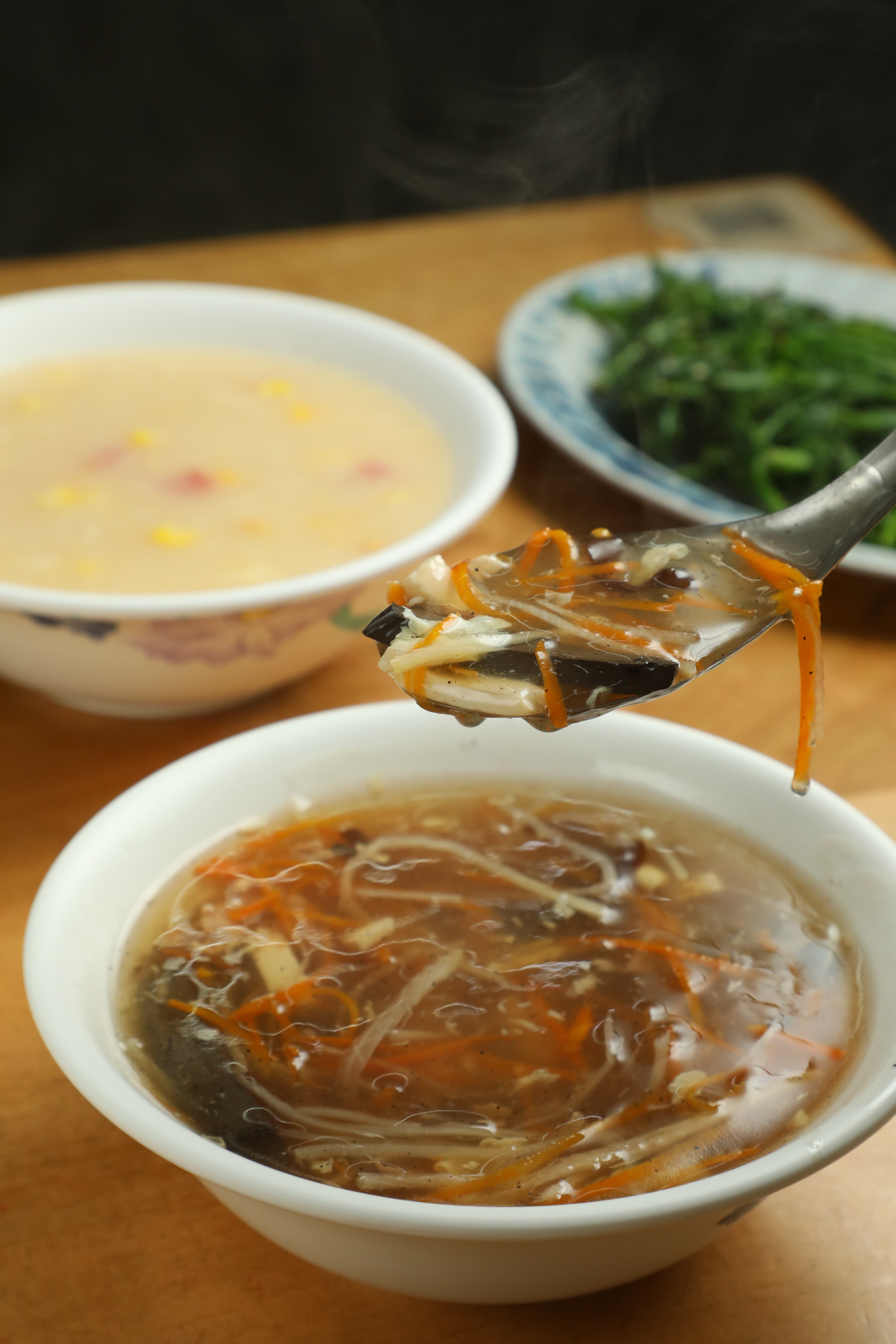 胡椒味濃郁的「酸辣湯」內有蘿蔔絲、木耳、豆腐等豐富配料，傳統「玉米濃湯」則是小朋友的最愛。（皆，30元／小碗、50元／中碗、70元／大碗）