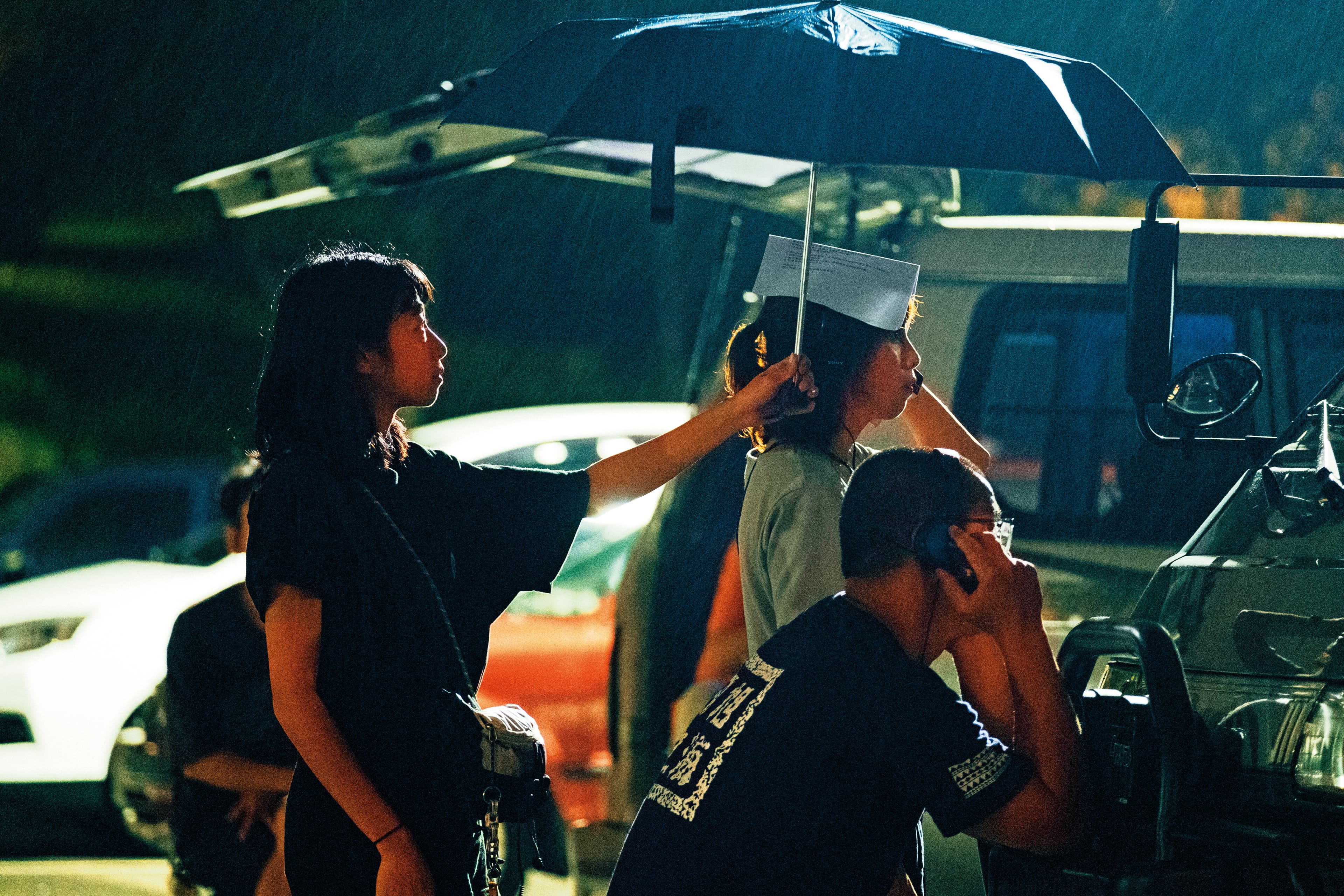 方夢貞(左二)與拍攝團隊在雨中等待,耐心觀察。(公視提供)