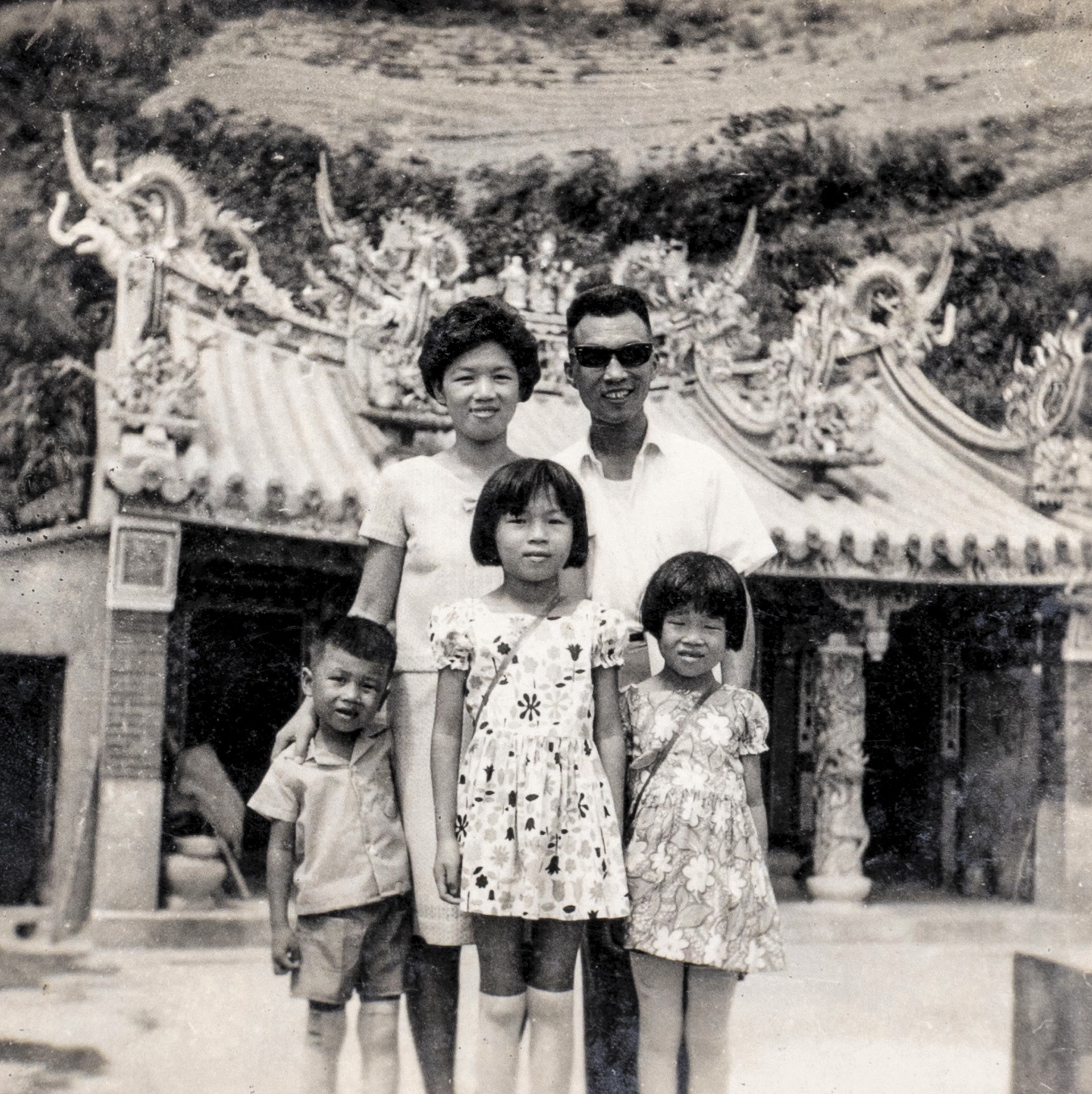 畢恆達父親是隨國民黨來台的流亡學生,來台後到宜蘭的國小教書,認識了當時是自己學生的妻子。前左為畢恆達。(畢恆達提供)