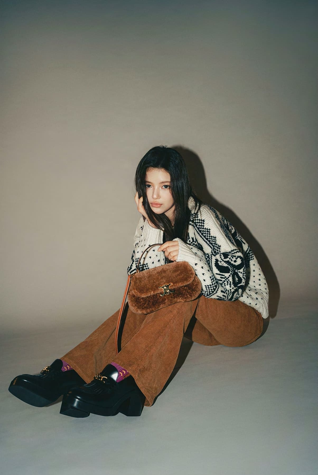 韓國女團NewJeans的Danielle身上行頭:Triomphe費爾島羊毛圓領毛衣、Marco燈芯絨牛仔褲NT$45,000、ess拋光牛皮革樂福鞋、Teen CELINE Lola羊毛革及牛皮革手袋NT$110,000。(CELINE提供)