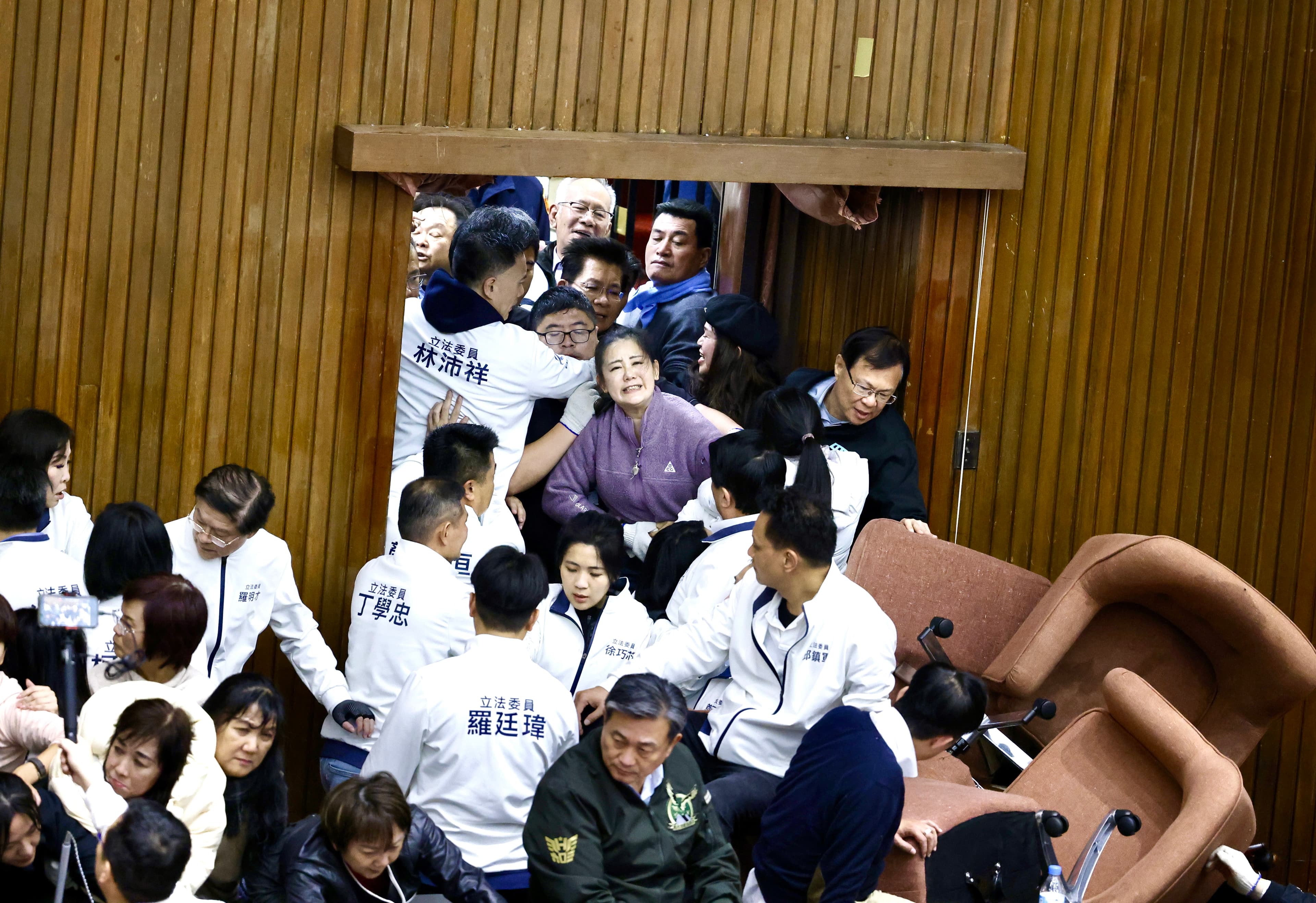 藍營立委挾人數優勢，將綠營立委拖出議場，搶回主席台。