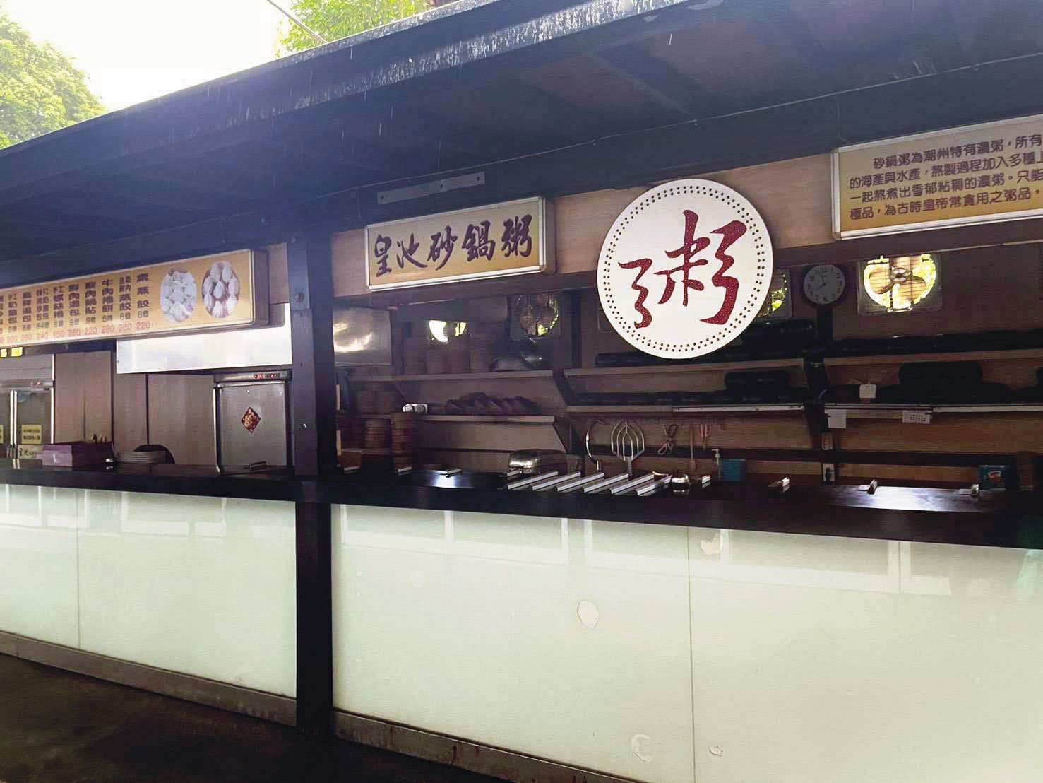 市府複檢後,皇池又將廚房周邊的違建蓋回,繼續營業。(讀者提供)