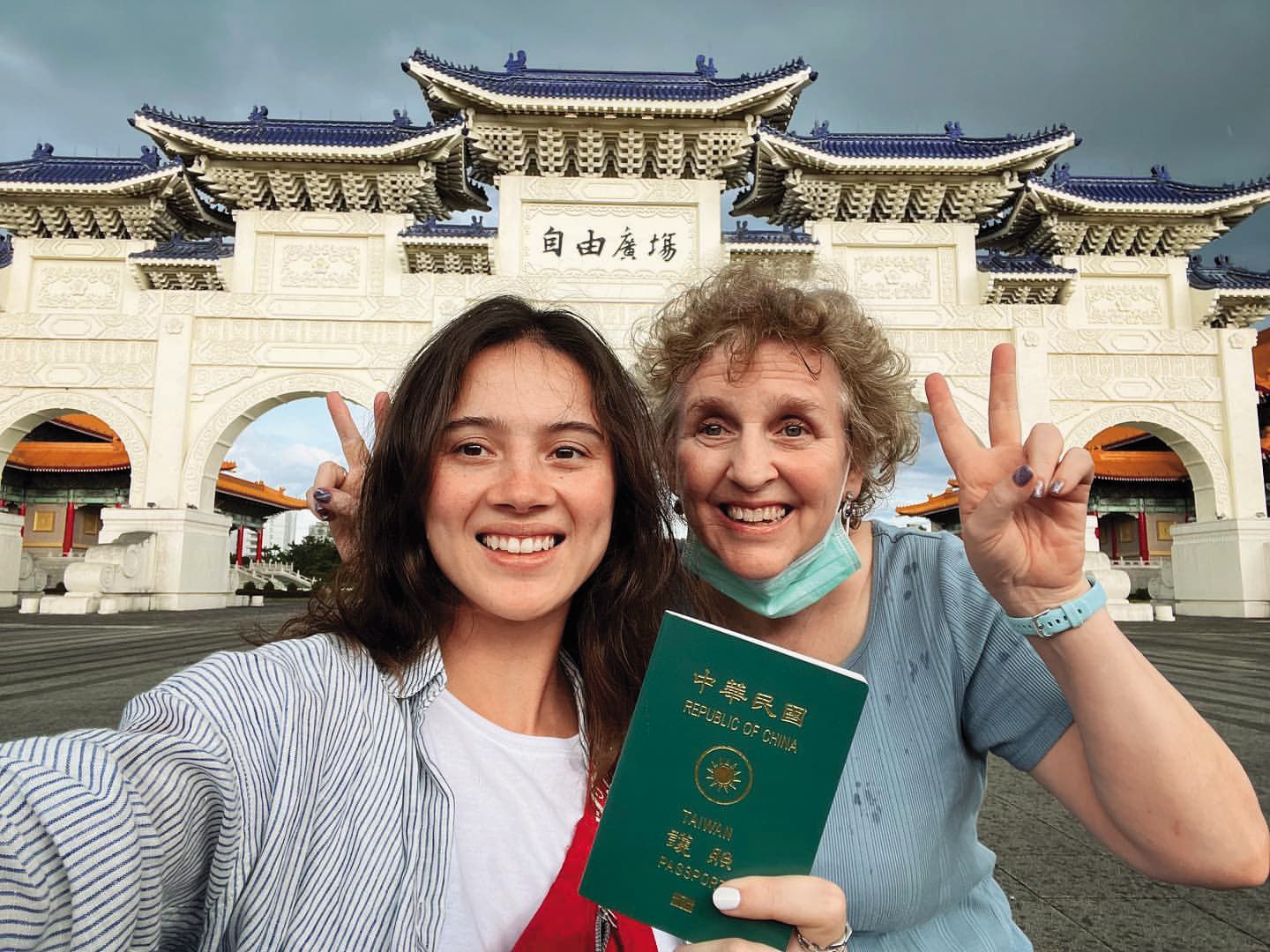 奶黃(左)有個明星媽媽歐陽姍(右),卻不想靠媽媽名氣闖蕩演藝圈。(翻攝自黃鈺琳IG)