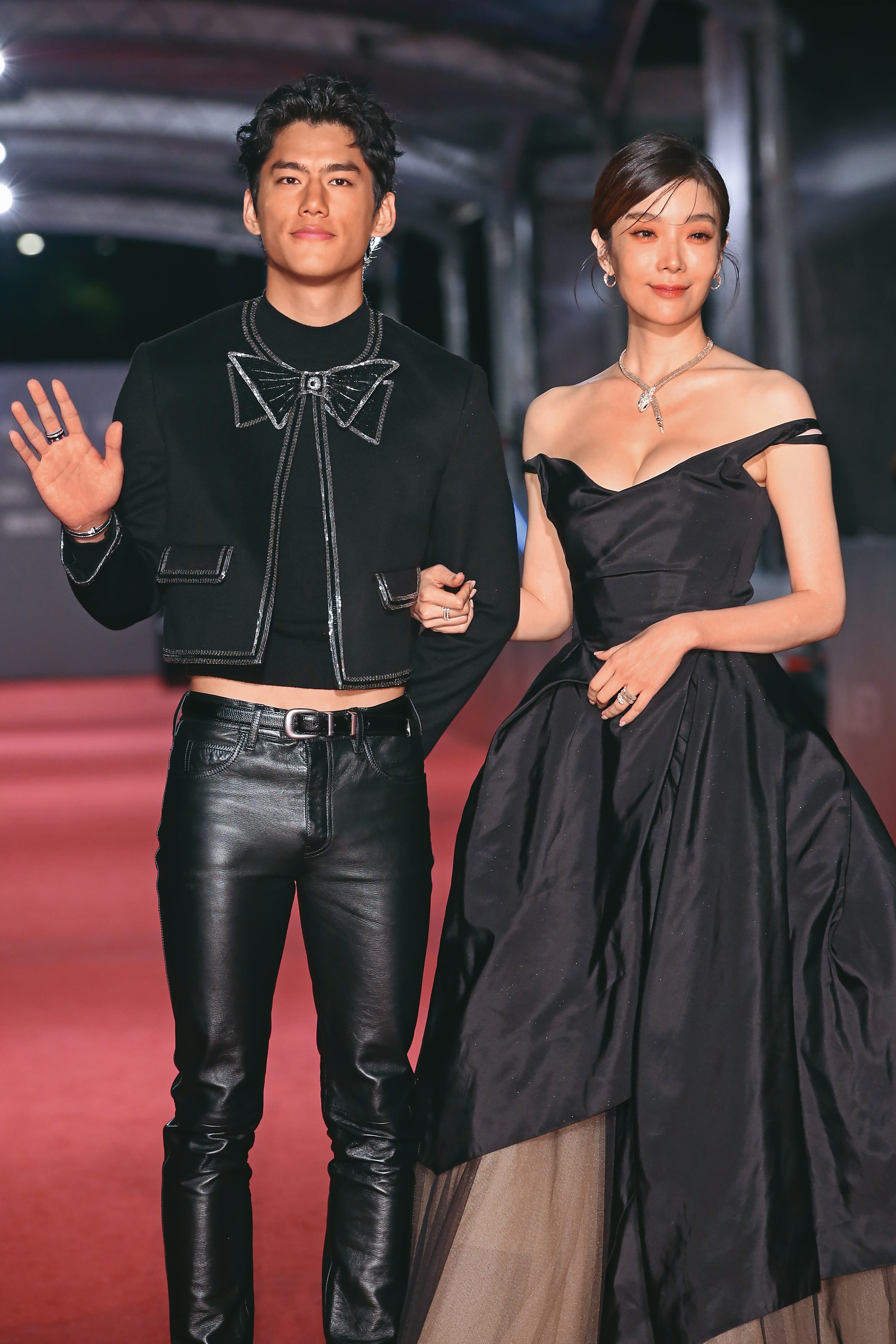 朱軒洋(左)是金獎常客,更因和蔡淑臻(右)演出《村裡來了個暴走女外科》受到矚目。