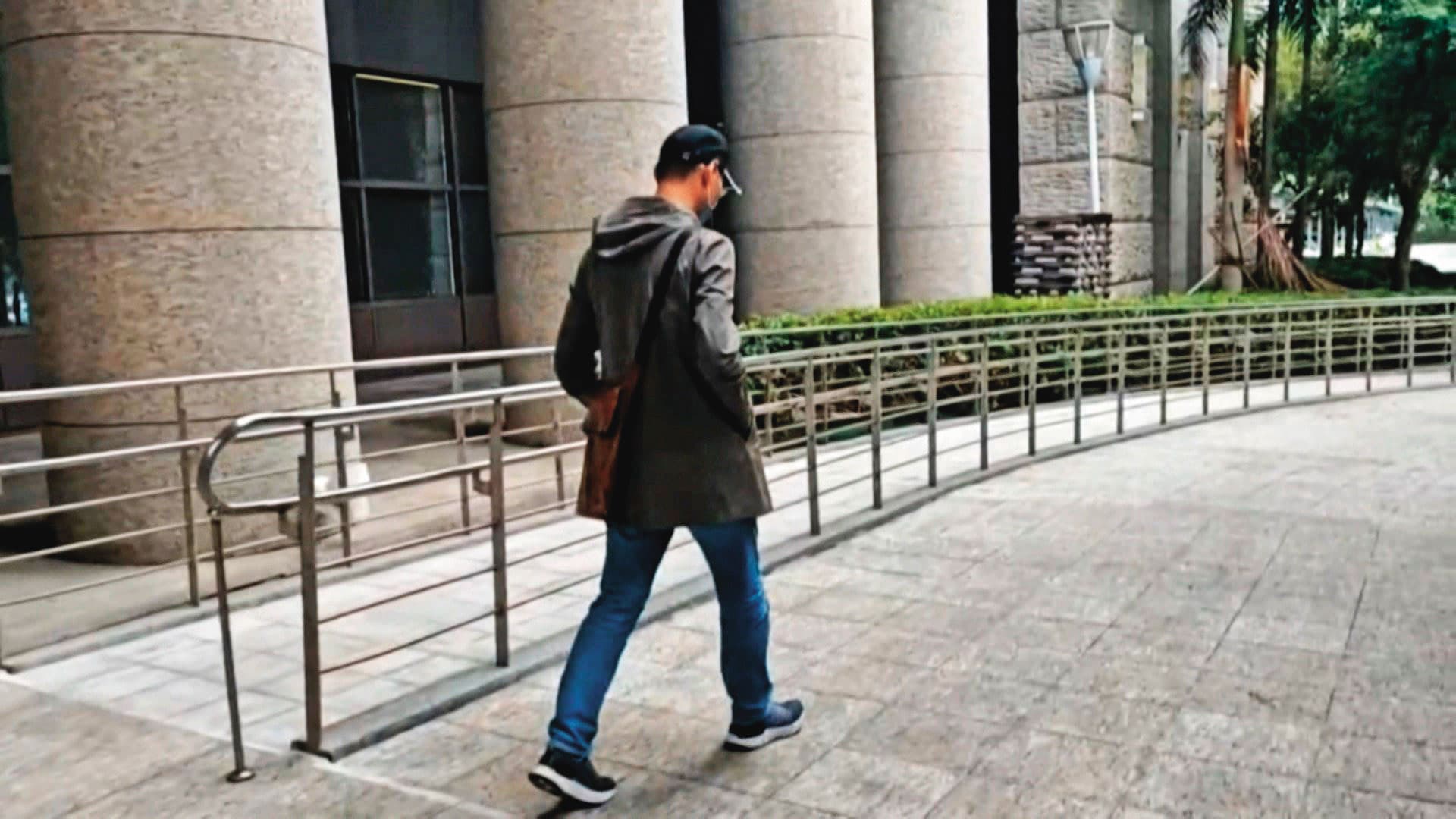 廖力廷(圖)提到父親廖俊松愛吹噓,他將500萬元交給父親裝入提袋送至鄭文燦官邸,廖俊松卻說是楊兆麟或侯水文準備的。(東森新聞提供)