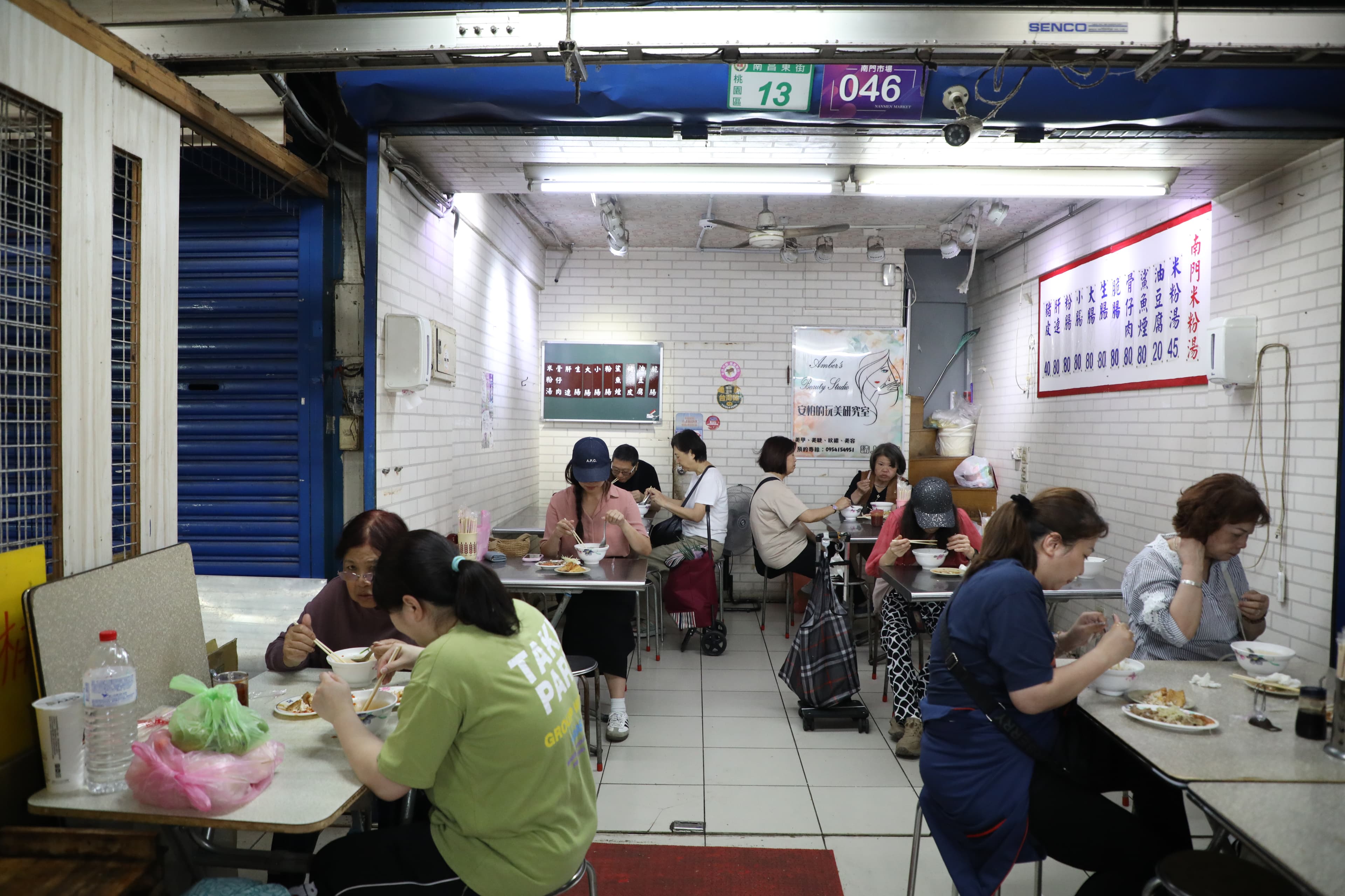 午餐時間未到,店裡已經坐滿採買後歇腳的客人,印證市場米粉湯的傳奇並非虛言。
