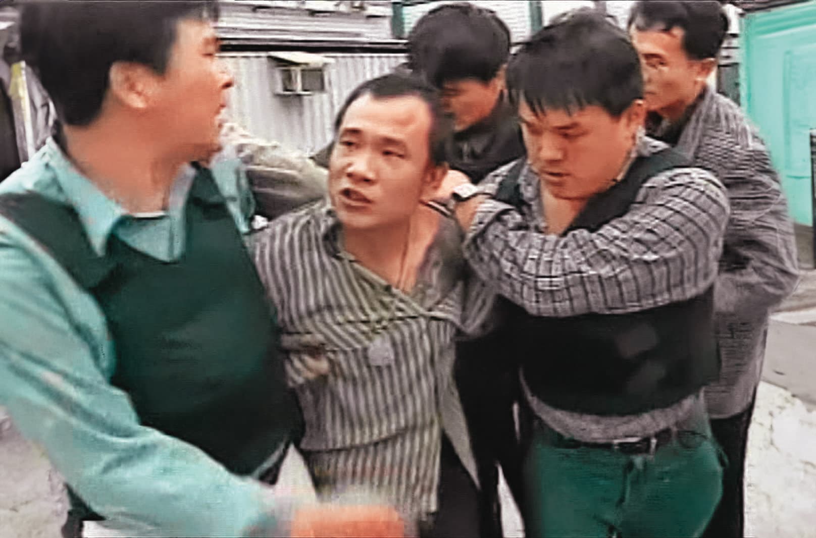槍擊要犯薛球在苗栗與酒店員工起衝突,持槍準備報復時遭警方逮捕。(東森新聞提供)