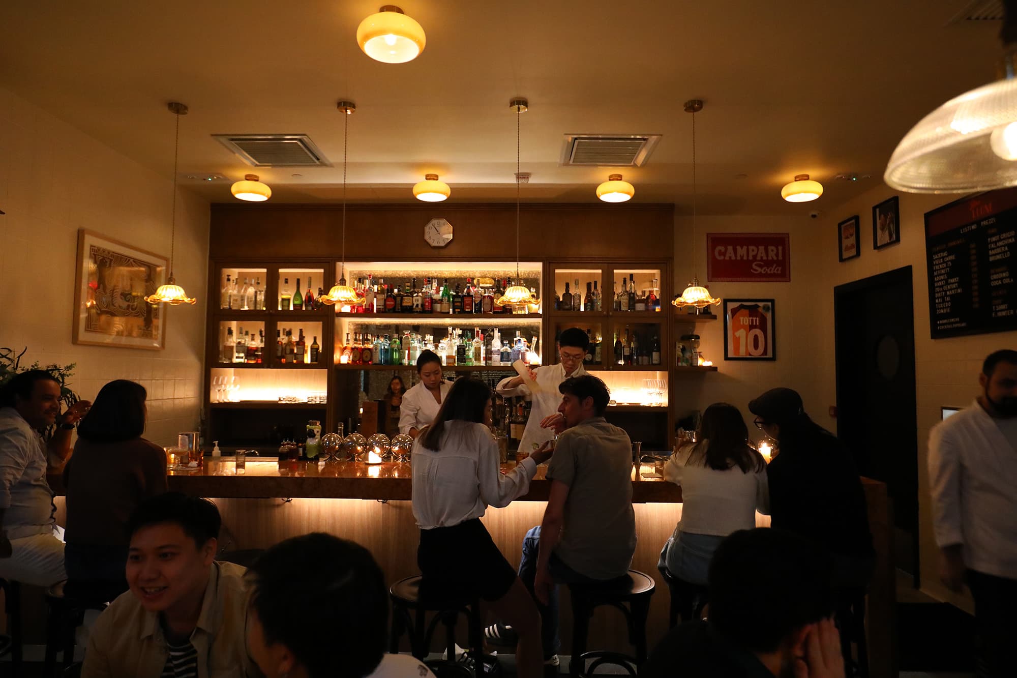 吧台前隨時都擠滿了人,調酒師們永遠在忙碌地出酒。