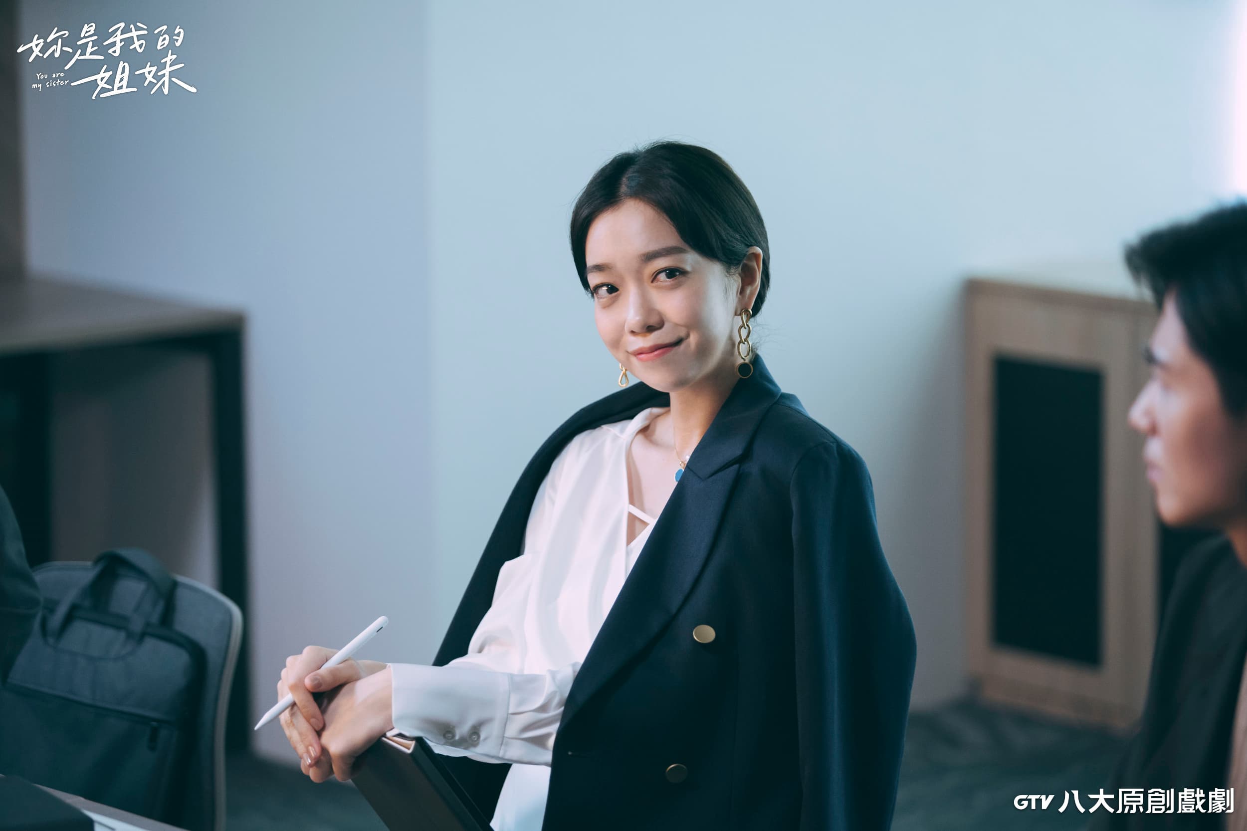 李霈瑜在八大《妳是我的姐妹》是一位職場菁英。（八大提供）