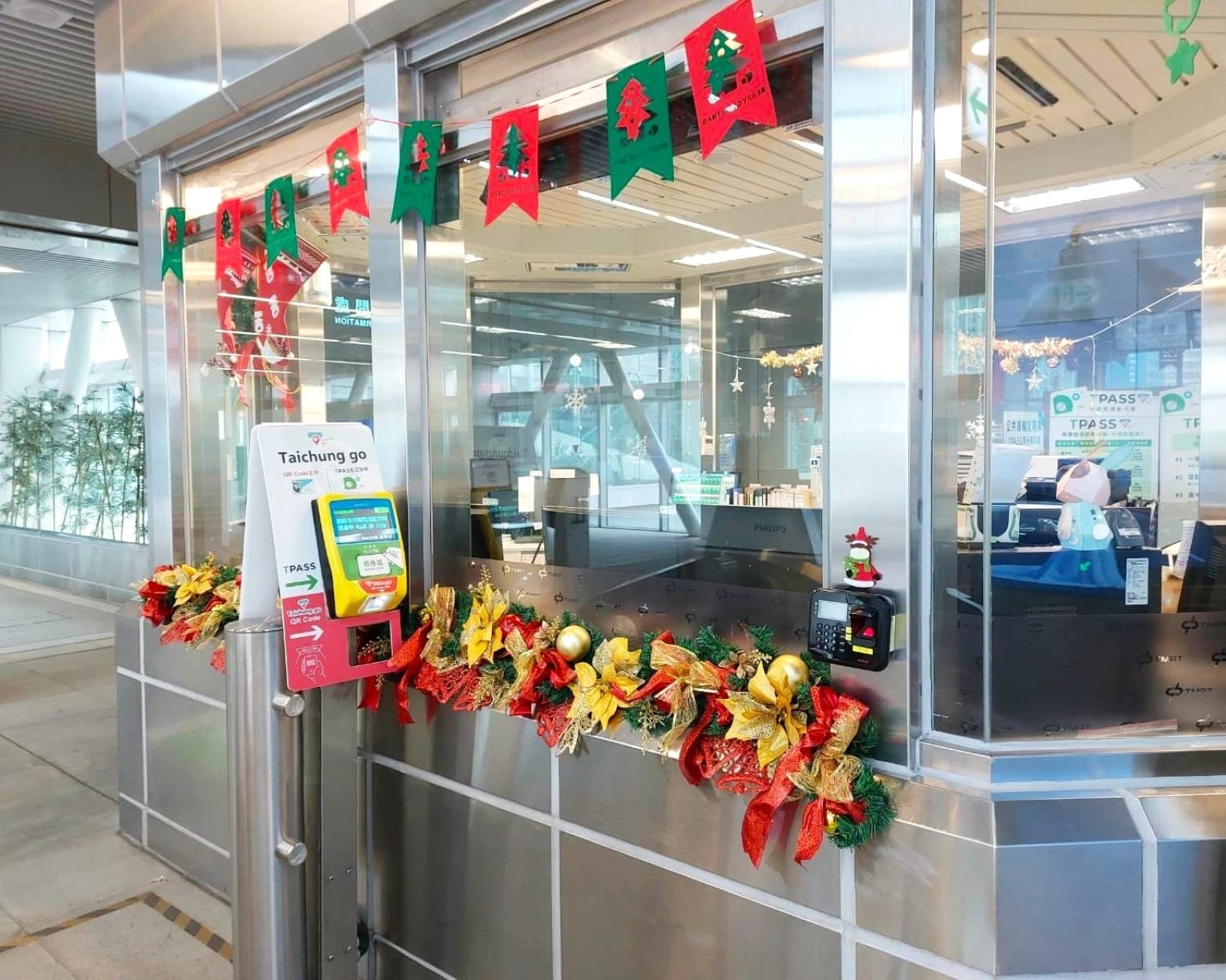台中捷運各車站妝點耶誕裝飾,增添節慶氛圍。(中捷提供)