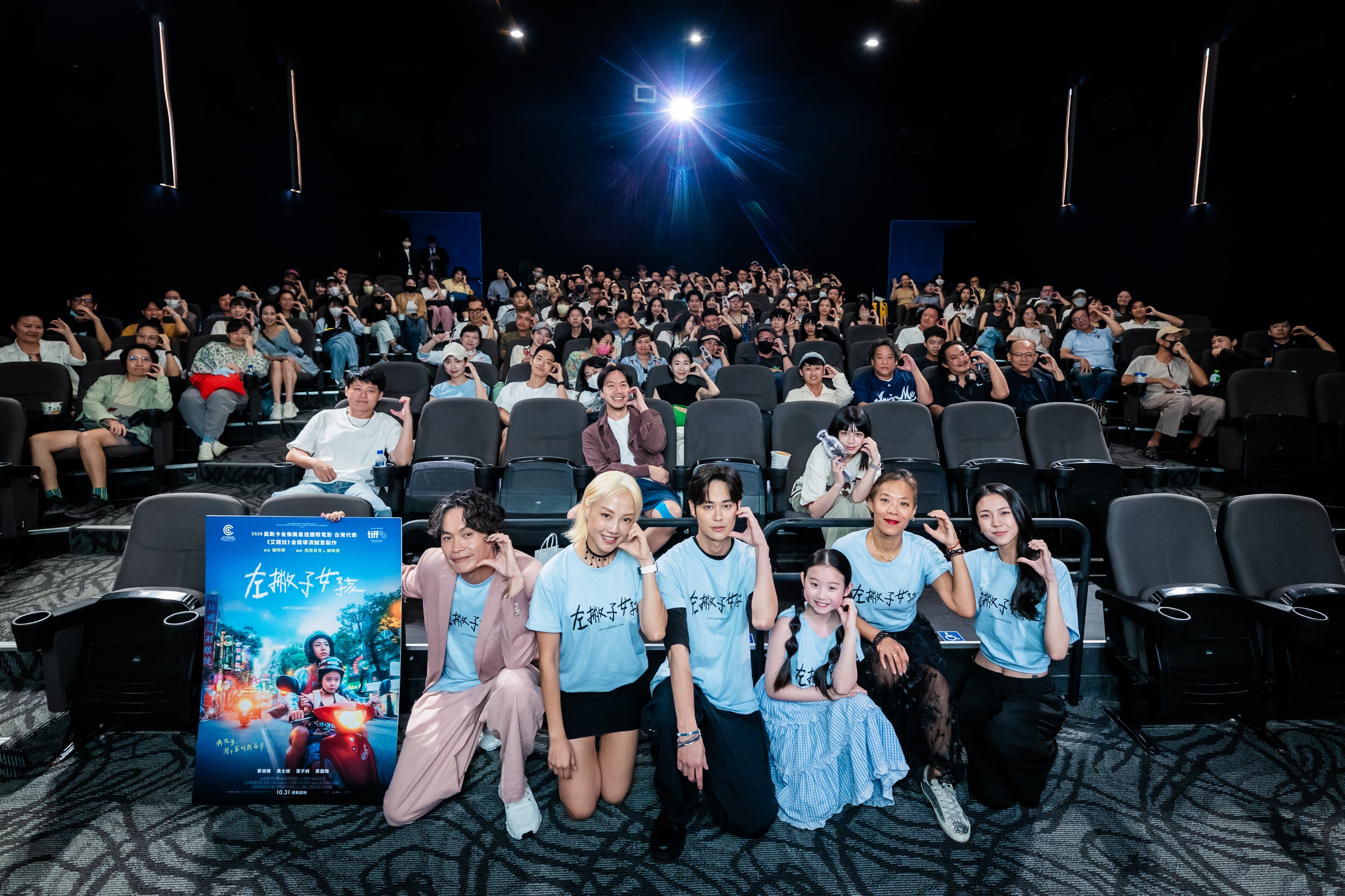 導演鄒時擎率黃鐙輝、馬士媛、葉子綺、夏騰宏、張允曦(小8)等主要演員現身媒體試片。(光年映畫提供)