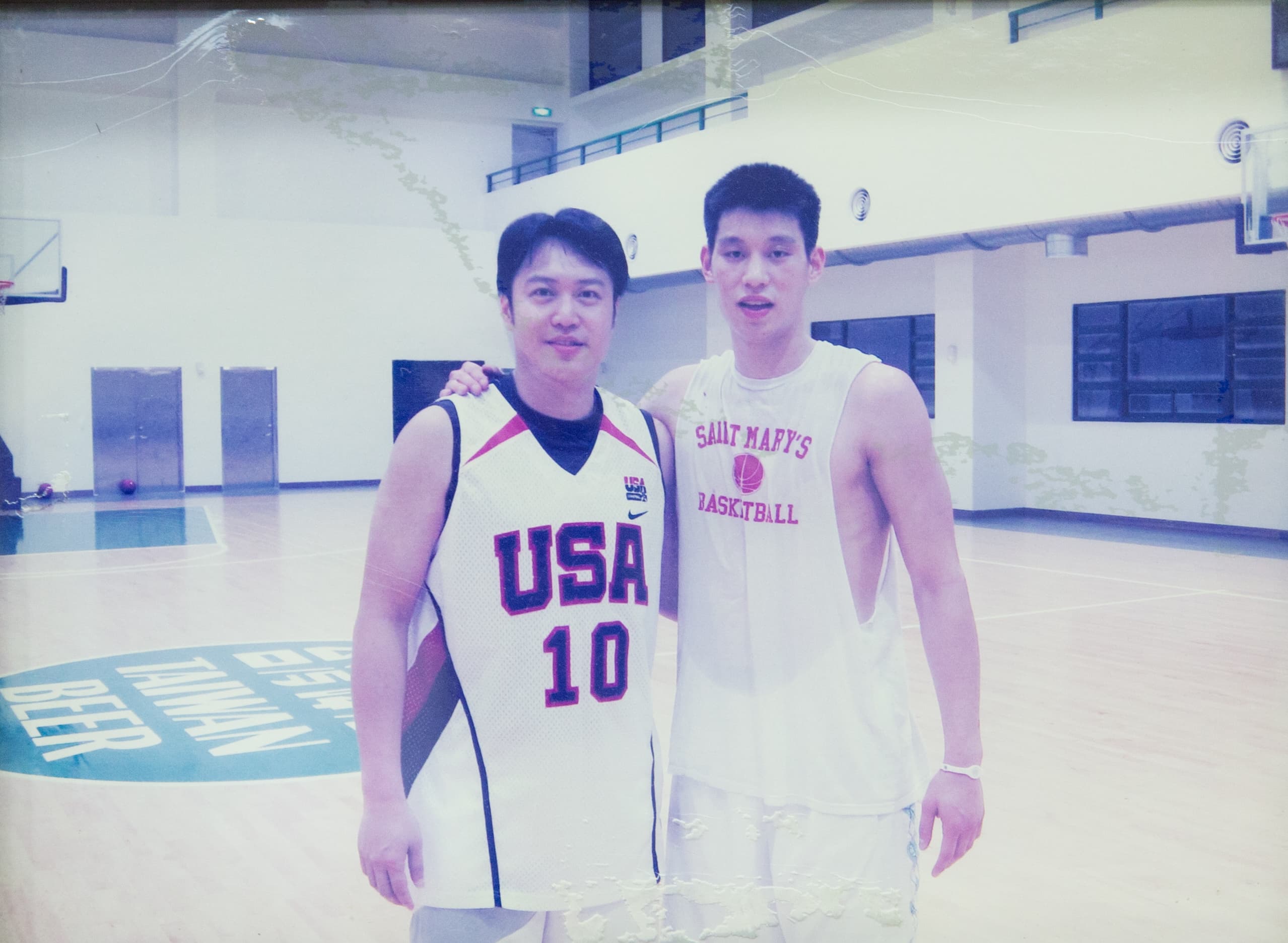 2012年NBA球壇因林書豪(右)掀起一陣「林來瘋」,他來台時也由張憲銘(左)接待。(展逸提供)