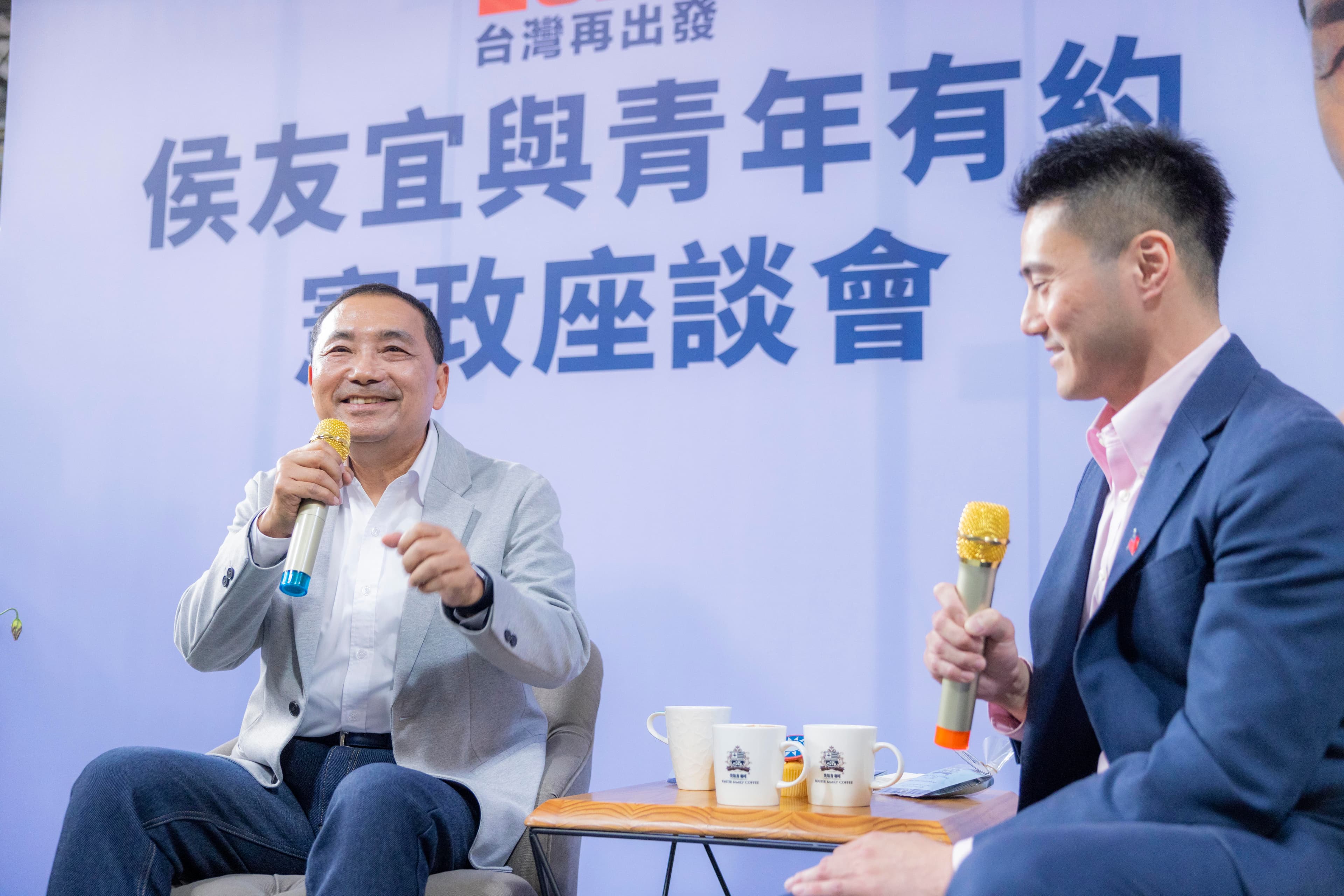 侯友宜今天和青年進行憲政座談。(侯競辦提供)