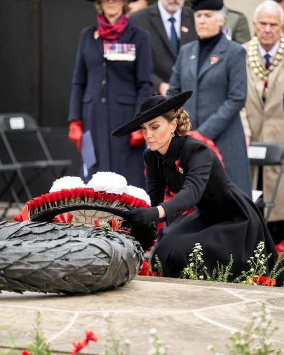 凱特放上花環,向戰亡將士致敬。(翻攝royalbritishlegion IG)