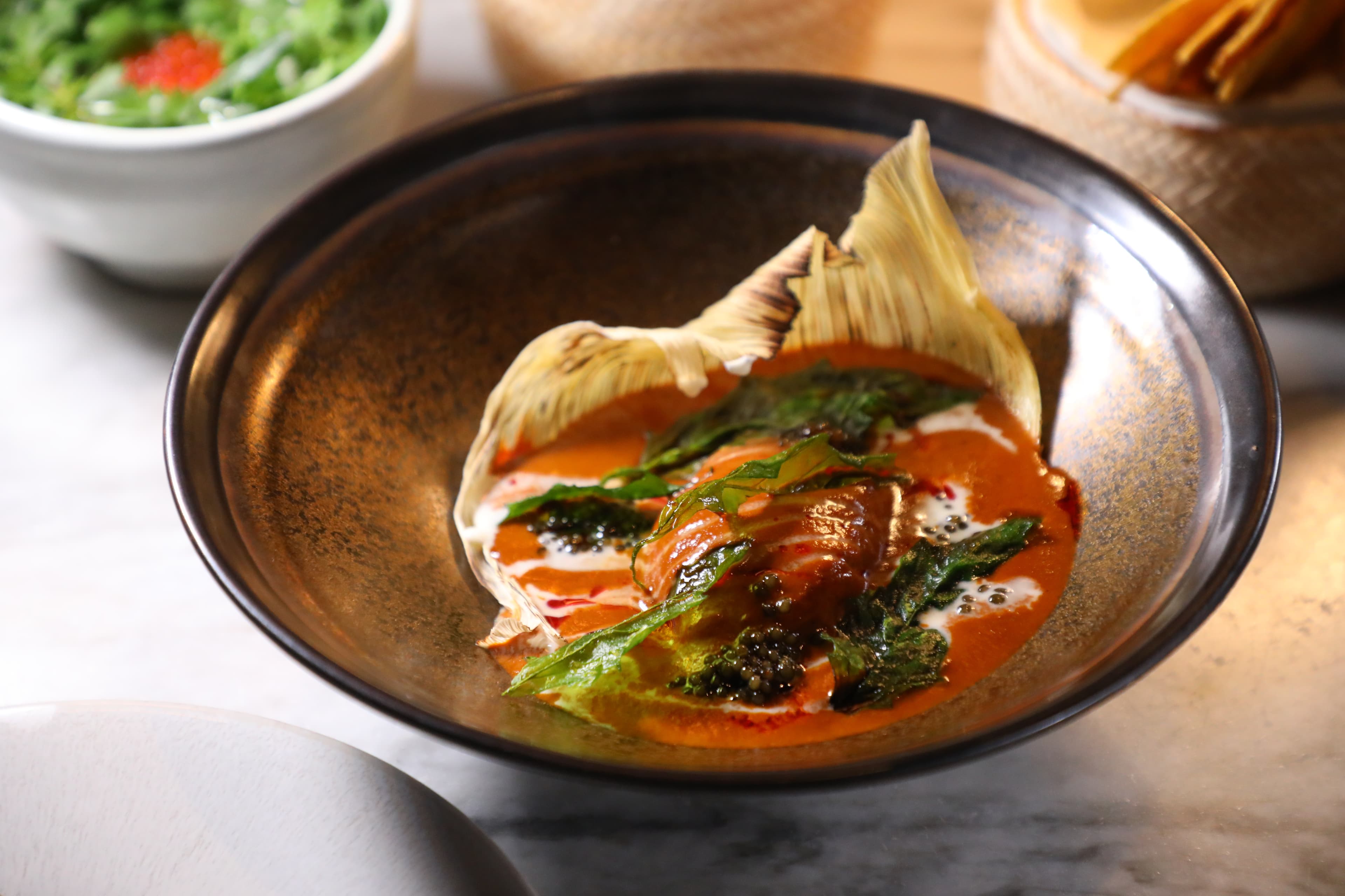 以Salsa Roja紅醬、法國奧賽嘉魚子醬、新鮮起司、臭草製作的「Uchepo Corn Tamal」。（800泰銖／份，約NT$707）