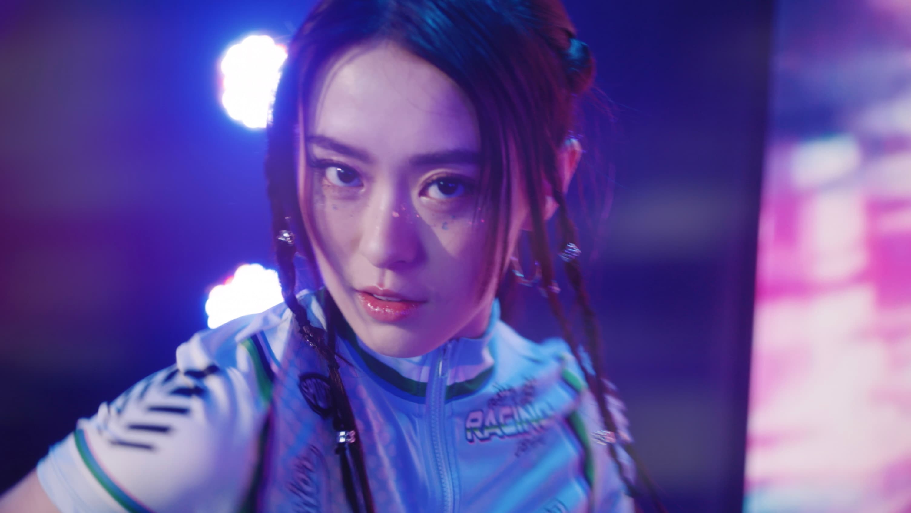 邱偲琹演出遭人威脅的偶像。(樂波時代提供)