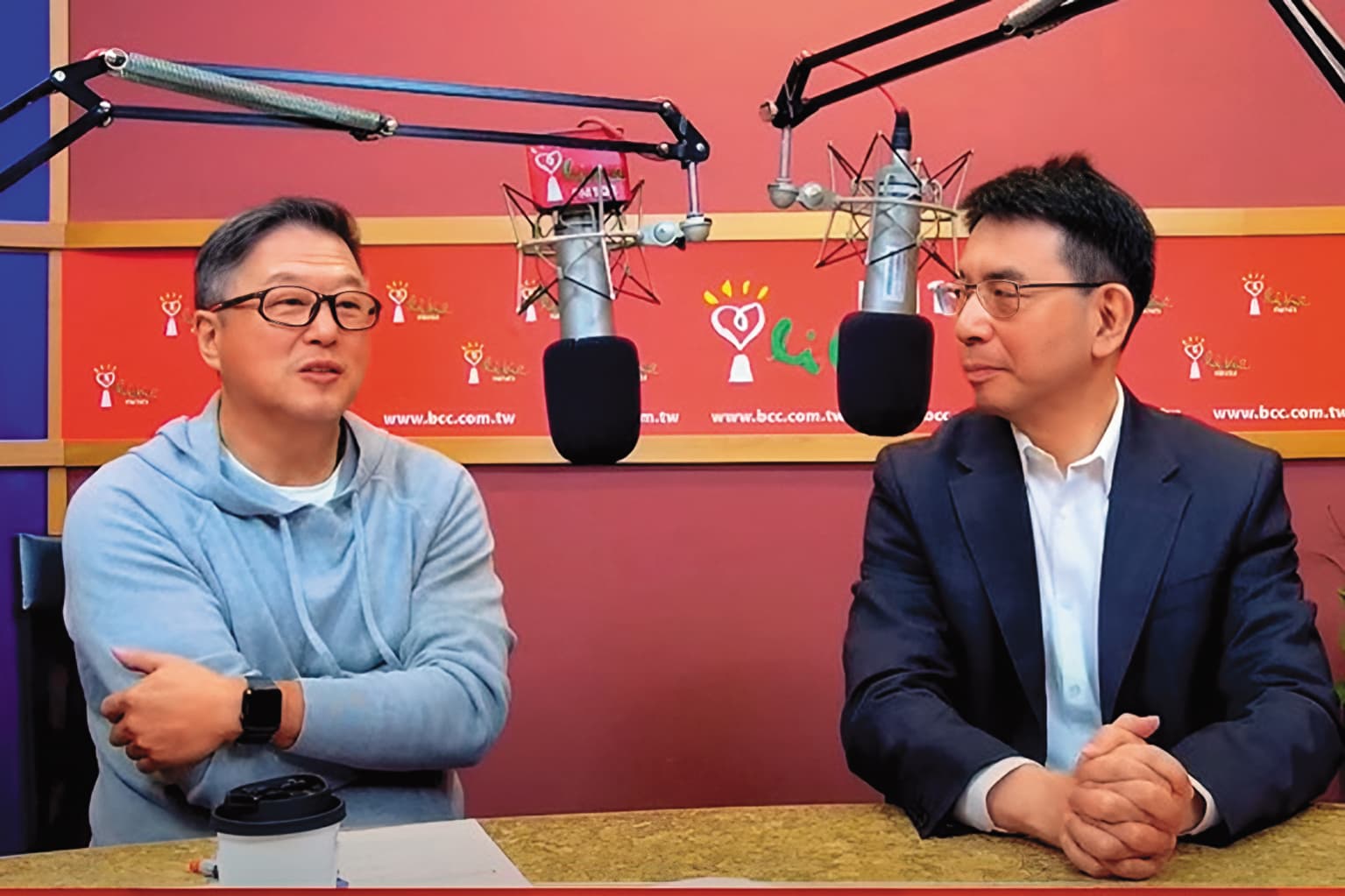 劉寶傑(右)去年曾上王偉忠(左)廣播節目,分享自己24年前長腫瘤開刀過往。(翻攝自中廣流行網 Youtube)