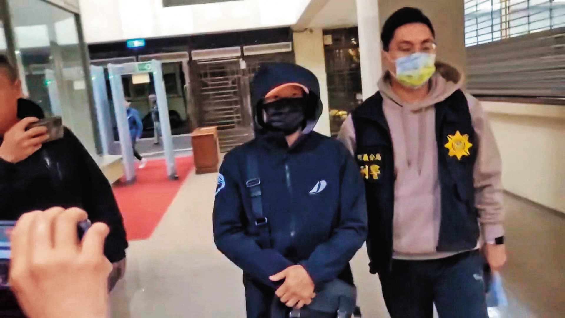 豪華遊艇船長鍾明華開船助朱國榮逃亡,自首後遭檢察官以30萬元交保。(鏡新聞提供)