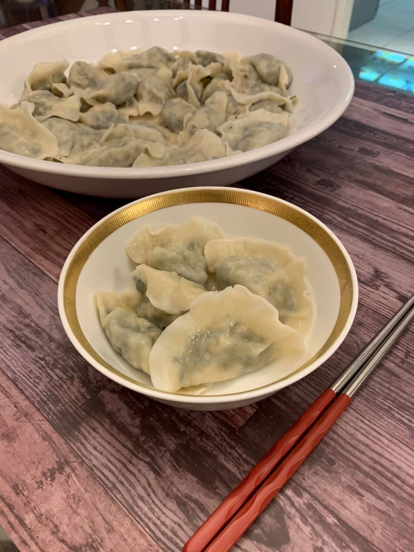 熱騰騰上桌的薺菜素餃子,自家包的,口感非常好。