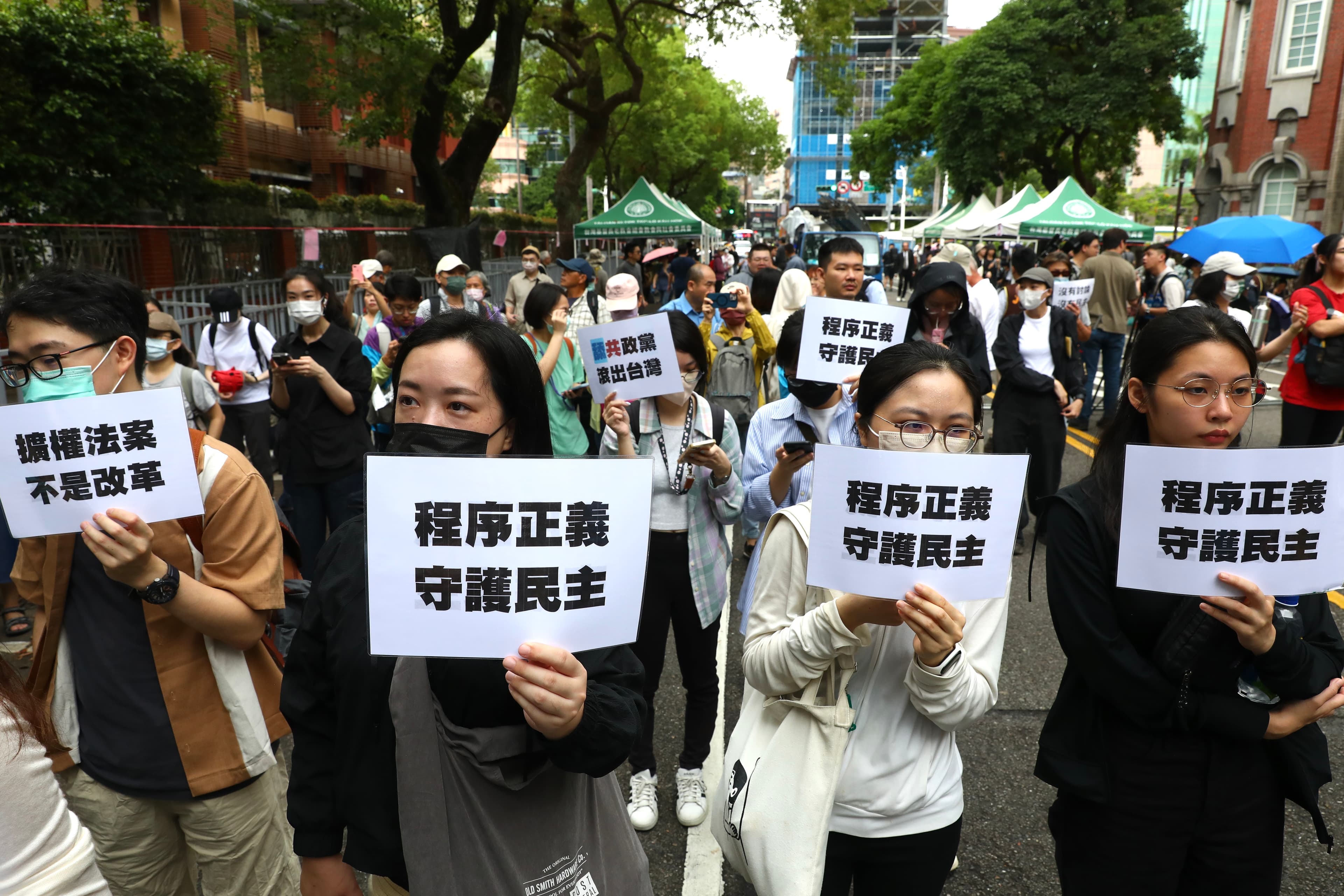 立法院17日在上百多名立委都沒人知道法案內容的情況下,藍白立委盲目舉手贊成,企圖闖關,今公民憤怒抗議,盼拿回程序正義,守護民主。