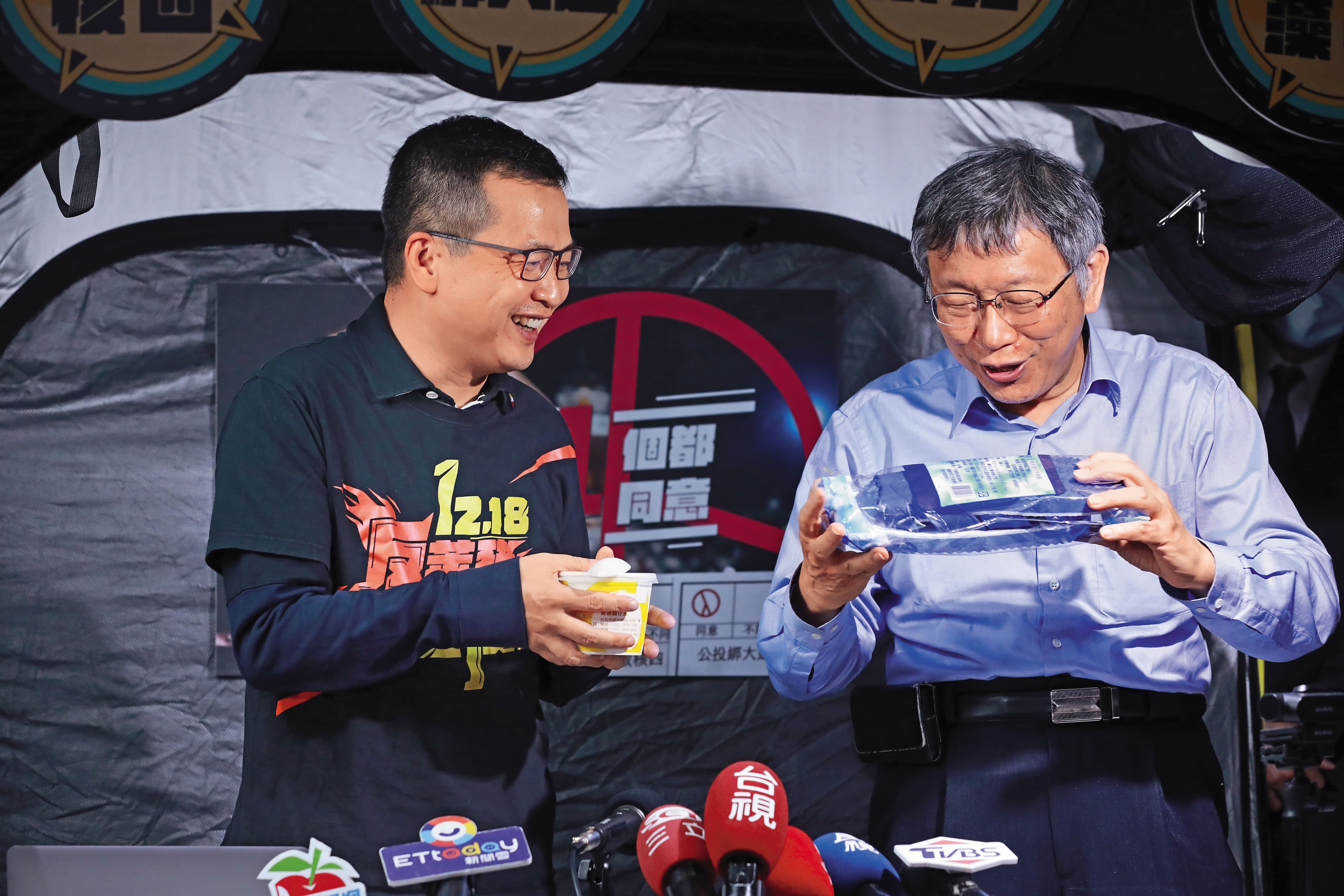 羅智強(左)曝與柯文哲(右)有私交,有把握能推動藍白合,下架民進黨。