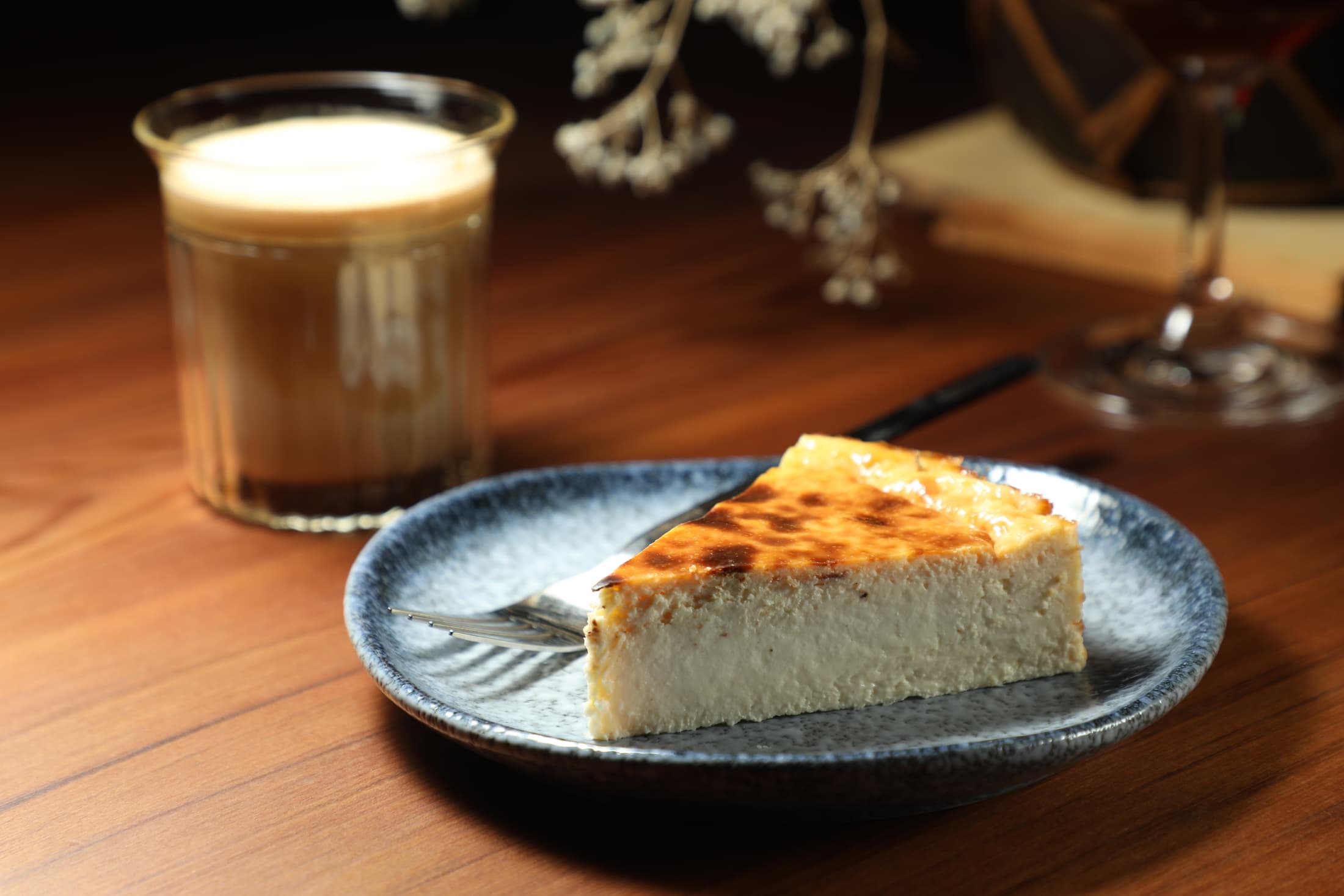 「阿里山北麓小農髒髒咖啡」(後,230元/杯)帶有柑橘、黑櫻桃與濃厚烏龍茶感,適合搭配清爽鬆軟的自製「原味巴斯克」蛋糕(前,160元/份)。