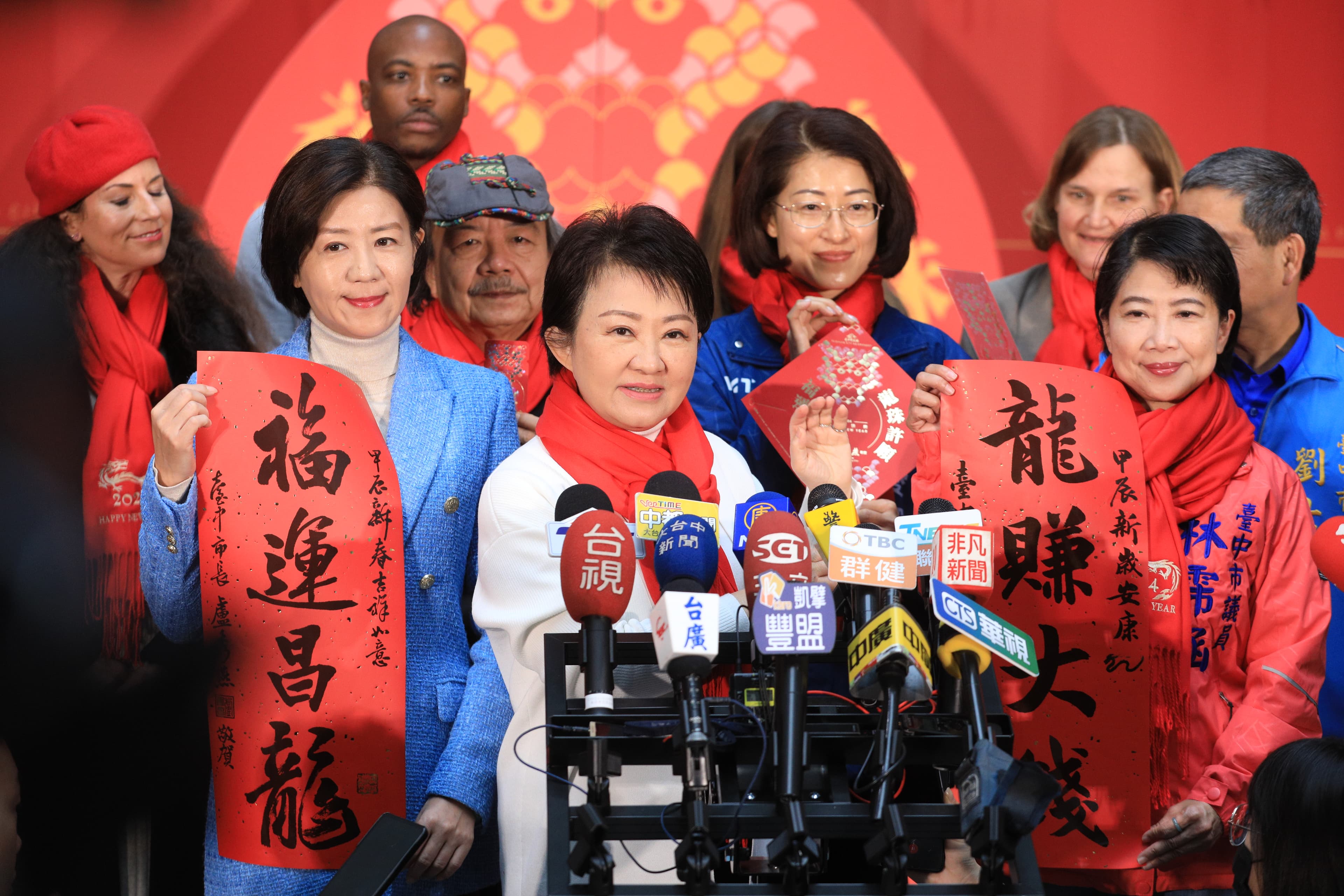 台中市府特推出2款龍年傳統賀聯「福運昌龍」「龍賺大錢」。（台中市政府提供）