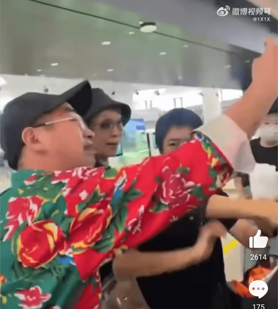 中年大叔硬要與葉童合影,被工作人員趕離後竟破口大罵,更罵葉童「破演員」。(翻攝自微博影片)