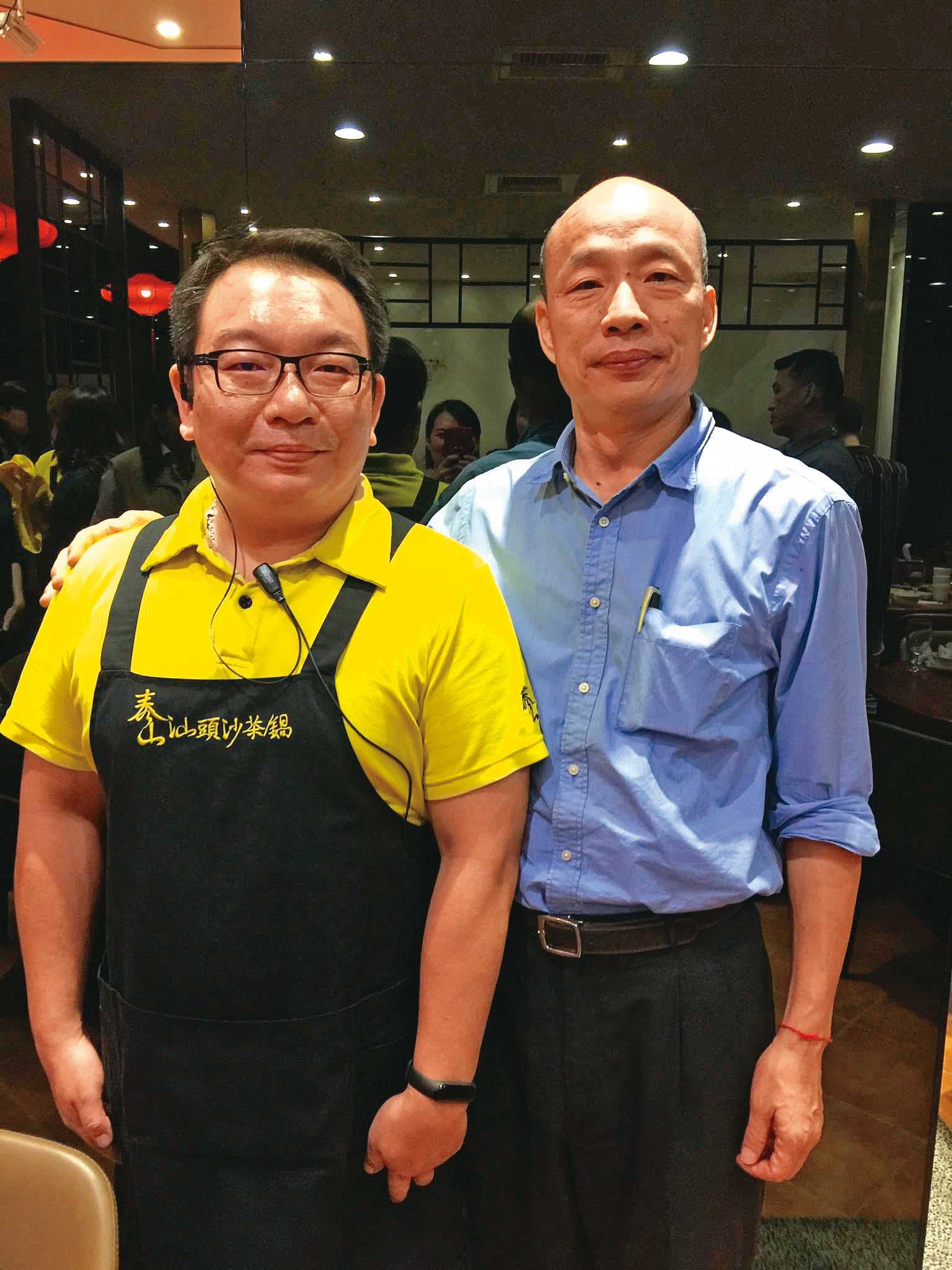 徐泰山火鍋店2019年曾貼出與時任高雄市長韓國瑜(右)的合照,二代老闆徐志良(左)還向韓展示自家產品。(翻攝徐泰山汕頭火鍋