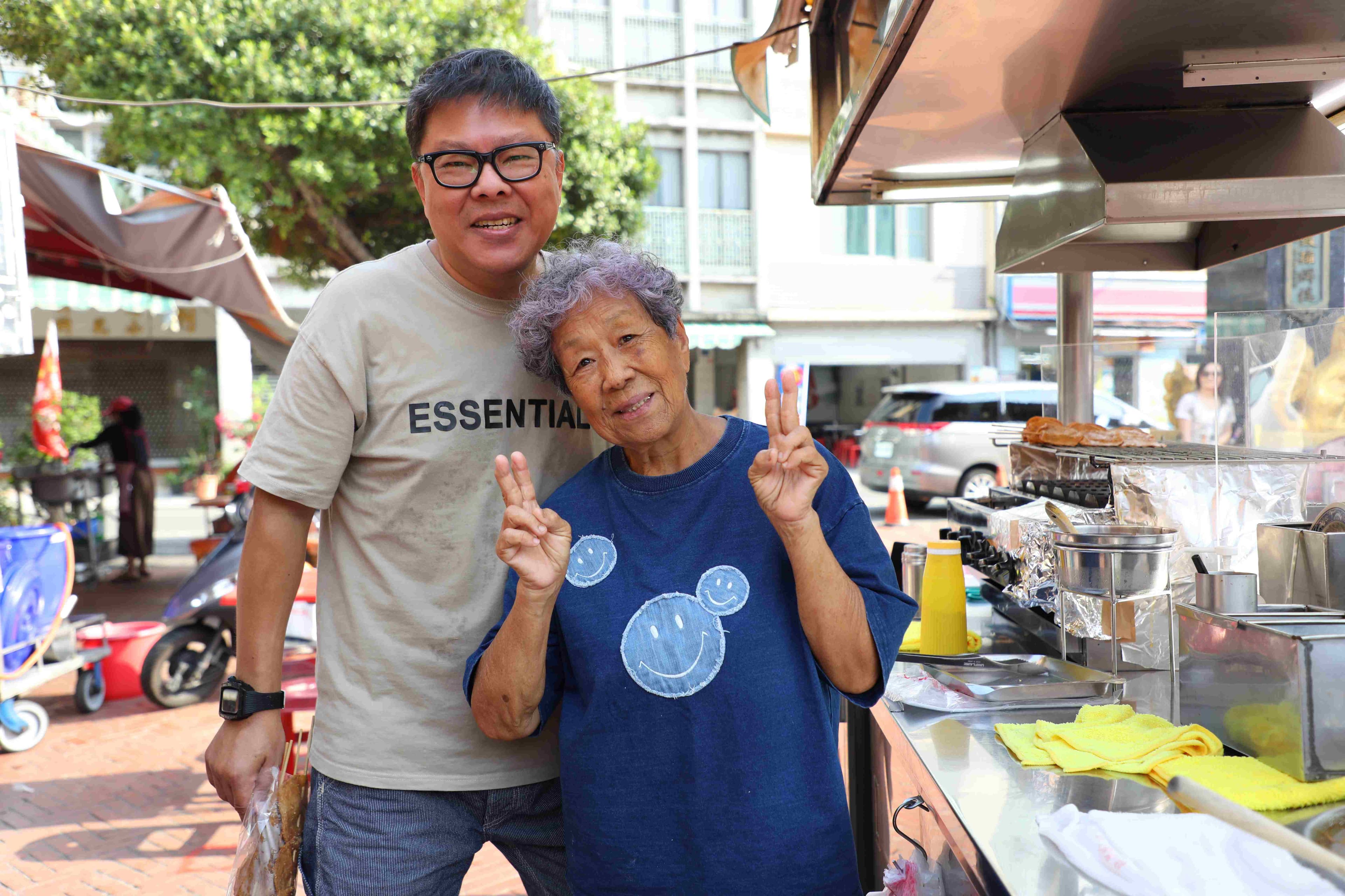 本在台北工作的董育騰(左)現在回家鄉與媽媽阿蘭(右)一同經營小攤。