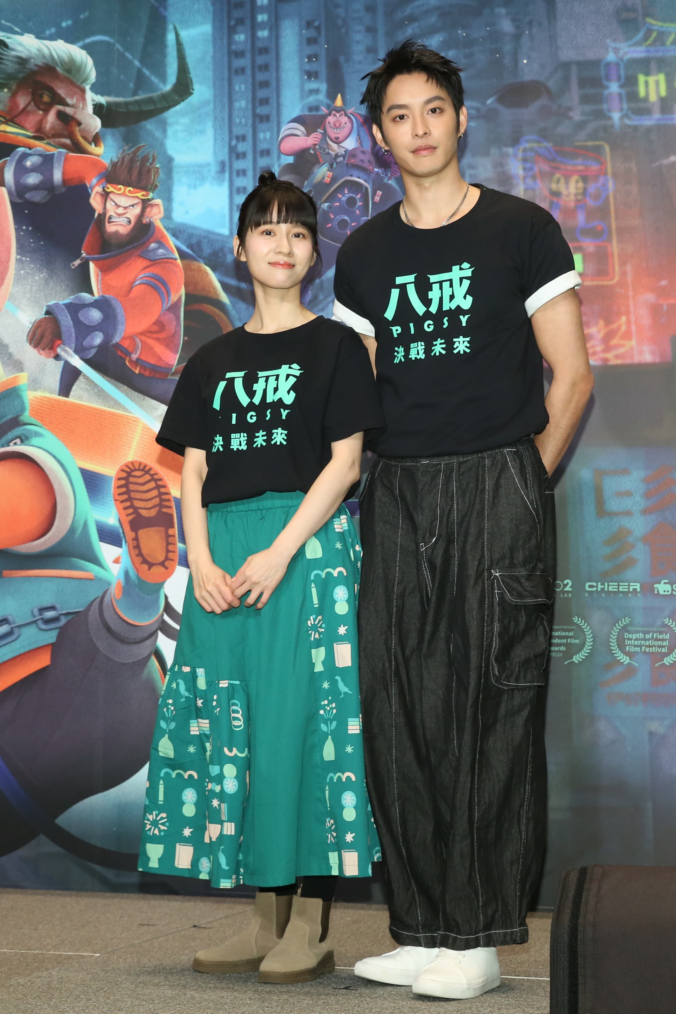 曹佑寧(右)與連俞涵(左)分別聲演多元語版的八戒與機器人小淨,被問喊「小淨」時想的是王淨還是連俞涵,曹佑寧思索過才表示是後者。