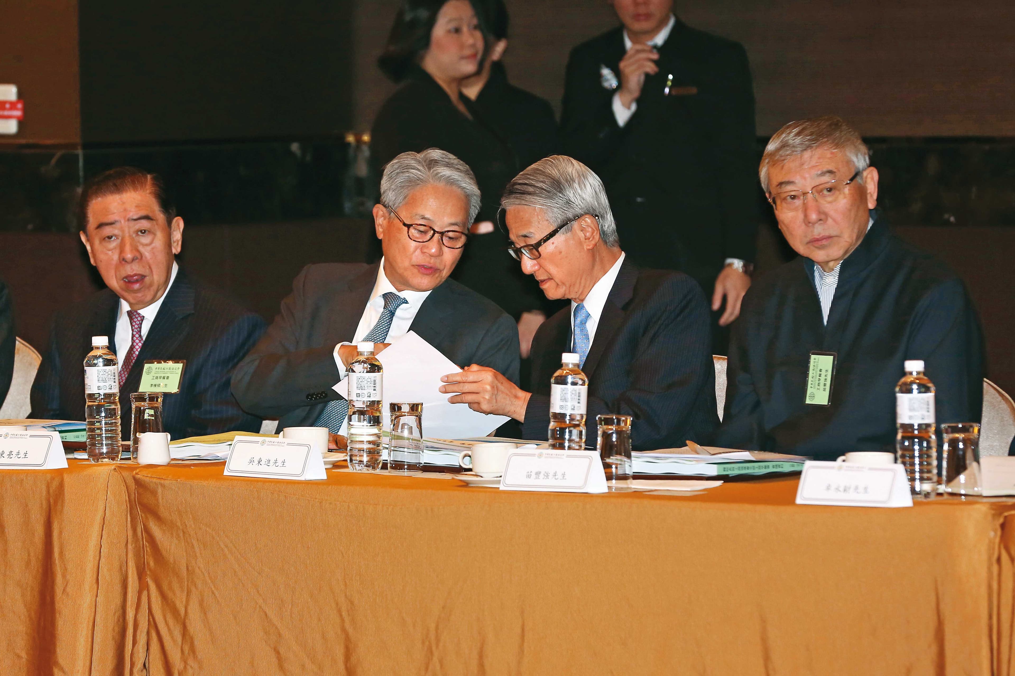 吳東進(右二)、吳東亮(左二)各擁吳東昇、吳昕陽,雙方再為交棒第三代互槓。