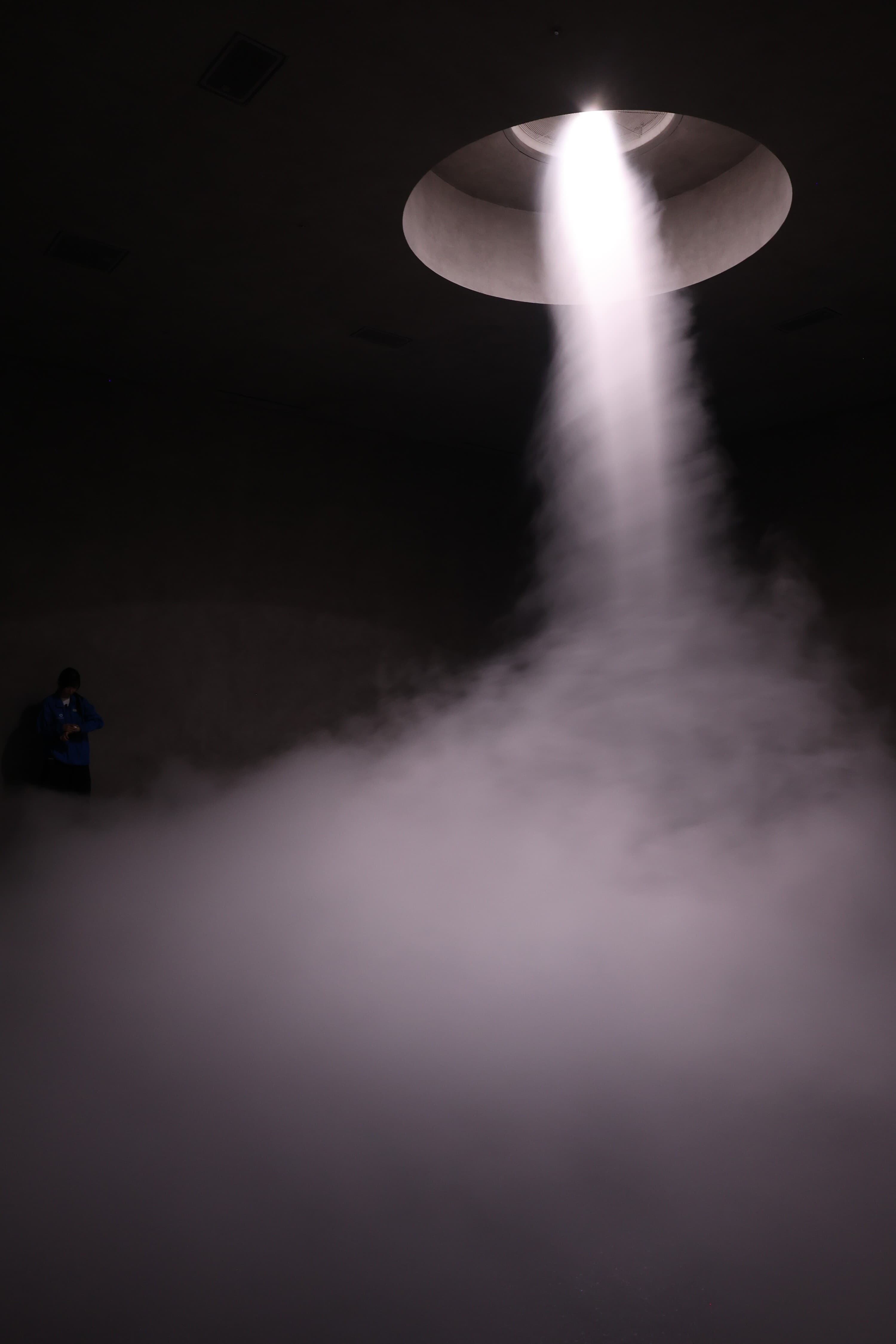 「TORNADO(龍捲風)」空間裡滿滿的水霧,有誤入夢境的奇妙氛圍。