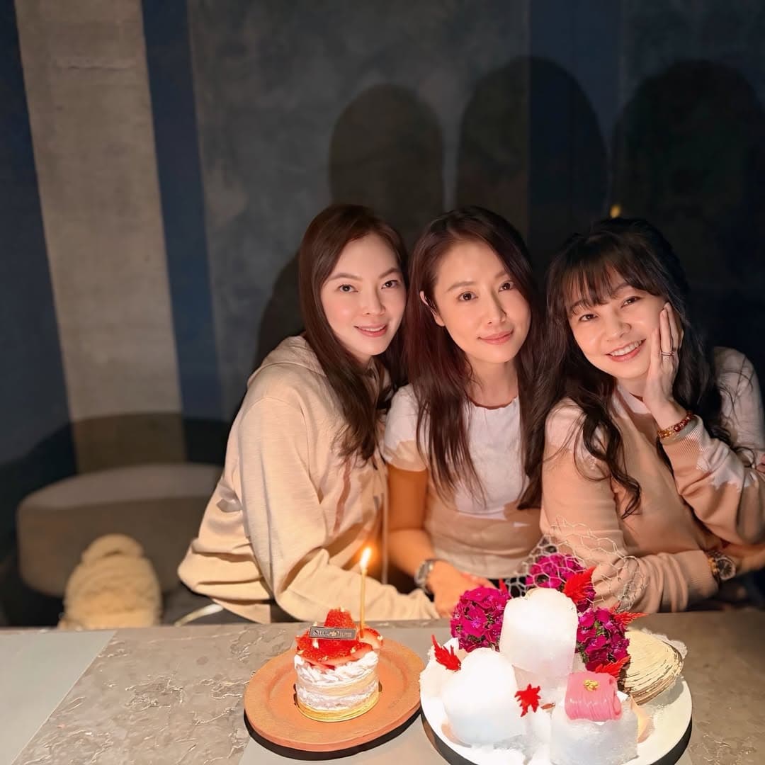曾馨瑩(左)現身林心如(中)的生日聚會。(翻攝loveruby_official IG)