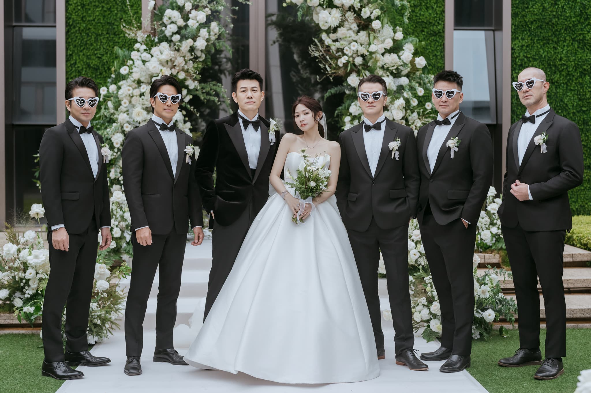 陳志強和伴郎團。(SJ Wedding鯊魚婚紗攝影)