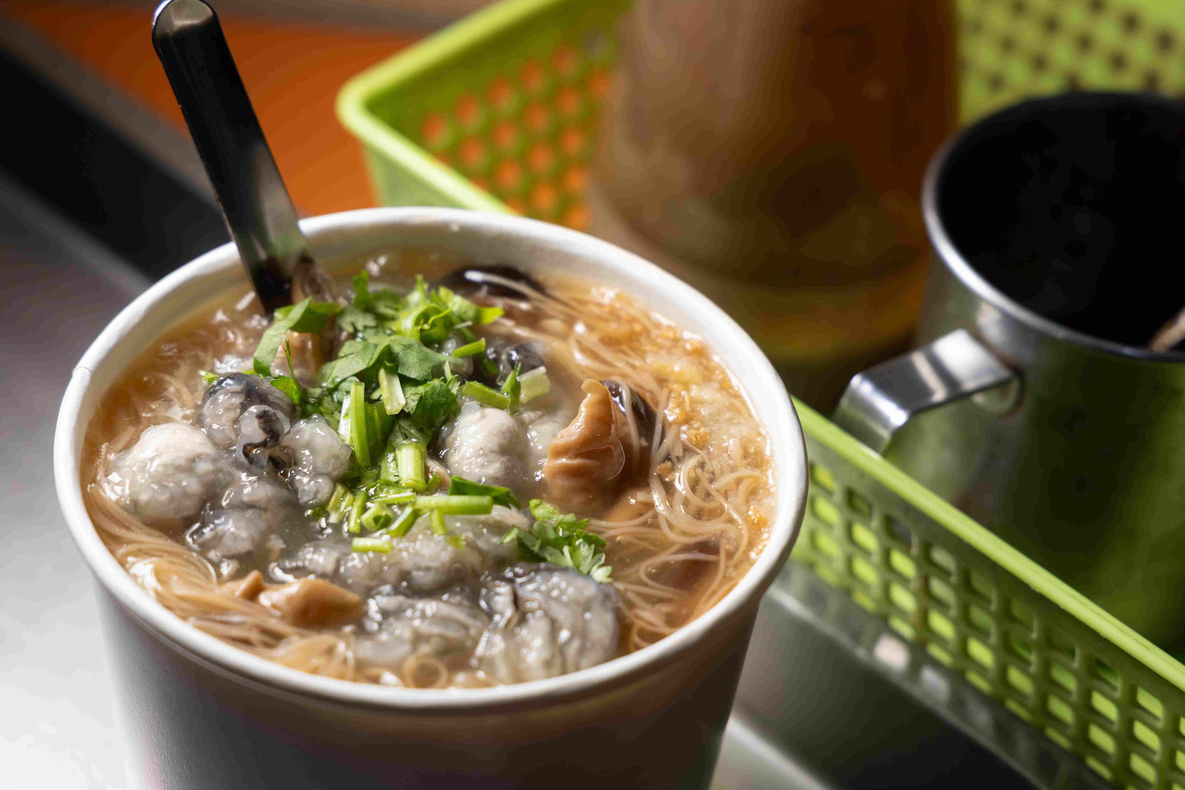 「蚵仔麵線」裡頭有蚵仔也有大腸,配料豐富,湯頭鮮美。難怪能成為人氣店。(60元/小碗、75元/大碗)