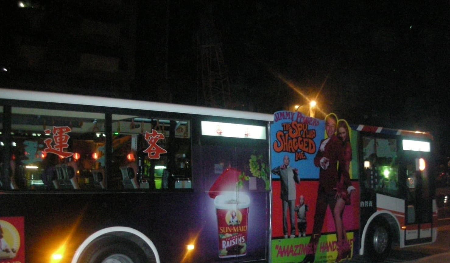 馮傑自己離開台北君悅時，同事為他租了一台公車，辦了一場「Ｂｕｓ　ＰＡＲＴＹ」。（馮傑提供）