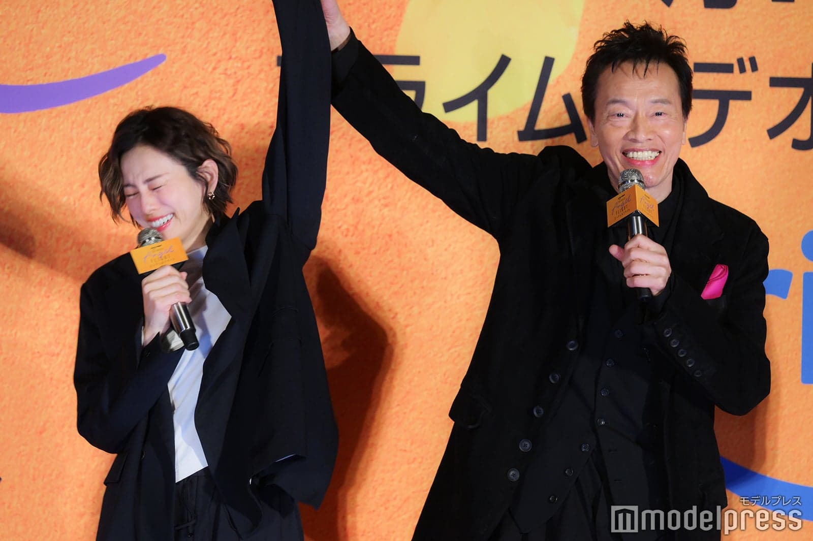 遠藤憲一牽起米倉涼子的手讓她嚇一跳也一度激動含淚。(網路圖片)