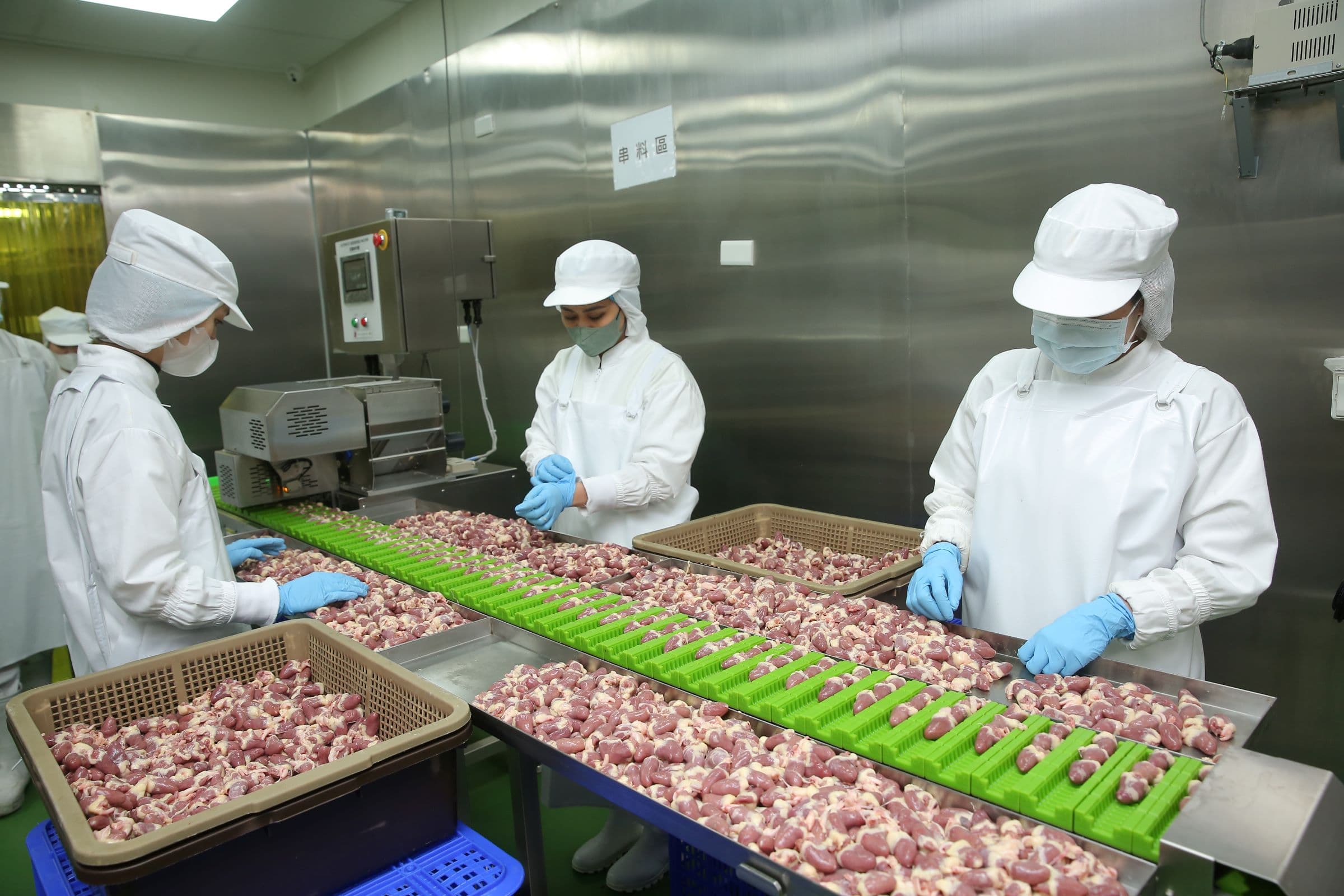 中央廚房耗資500萬元裝設自動化串肉機,目前模具已能串製10種以上的肉類,不只供應自家店所需,還幫數家居酒屋代工。