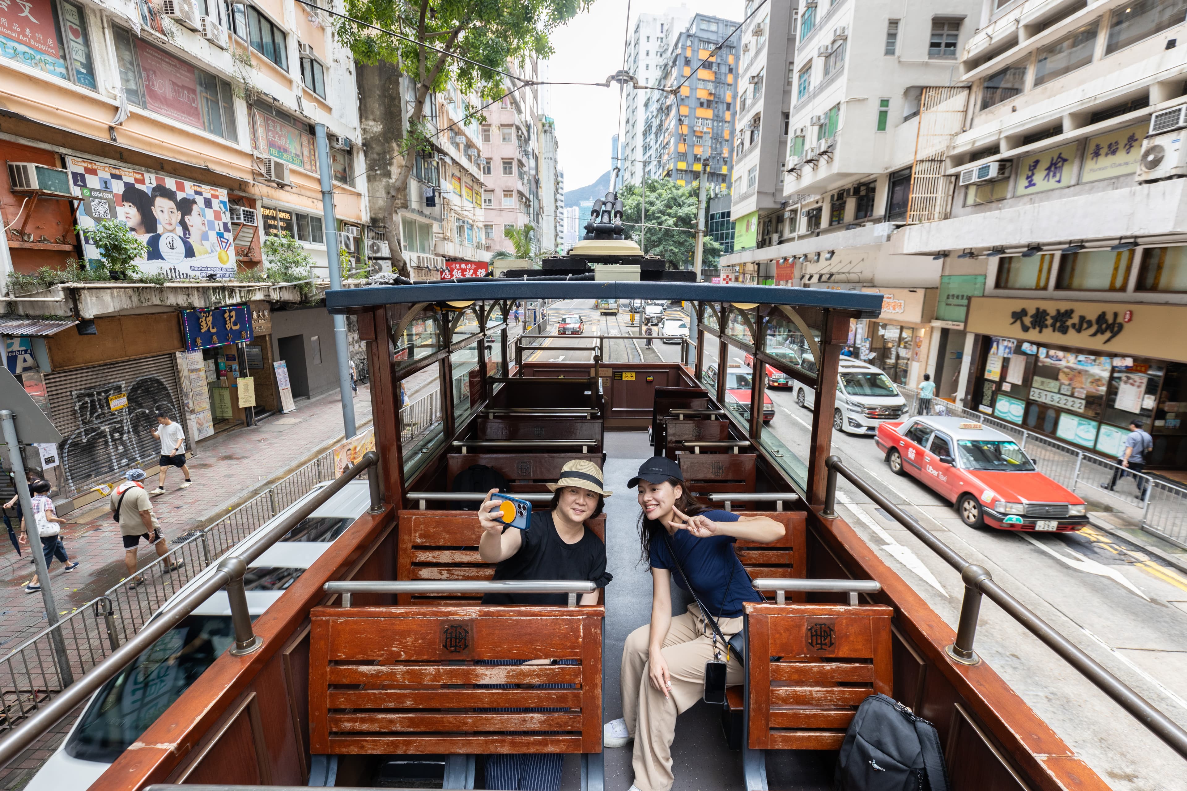 敞篷設計的上層可以乘著風,用雙眼探索香港城市角落。
