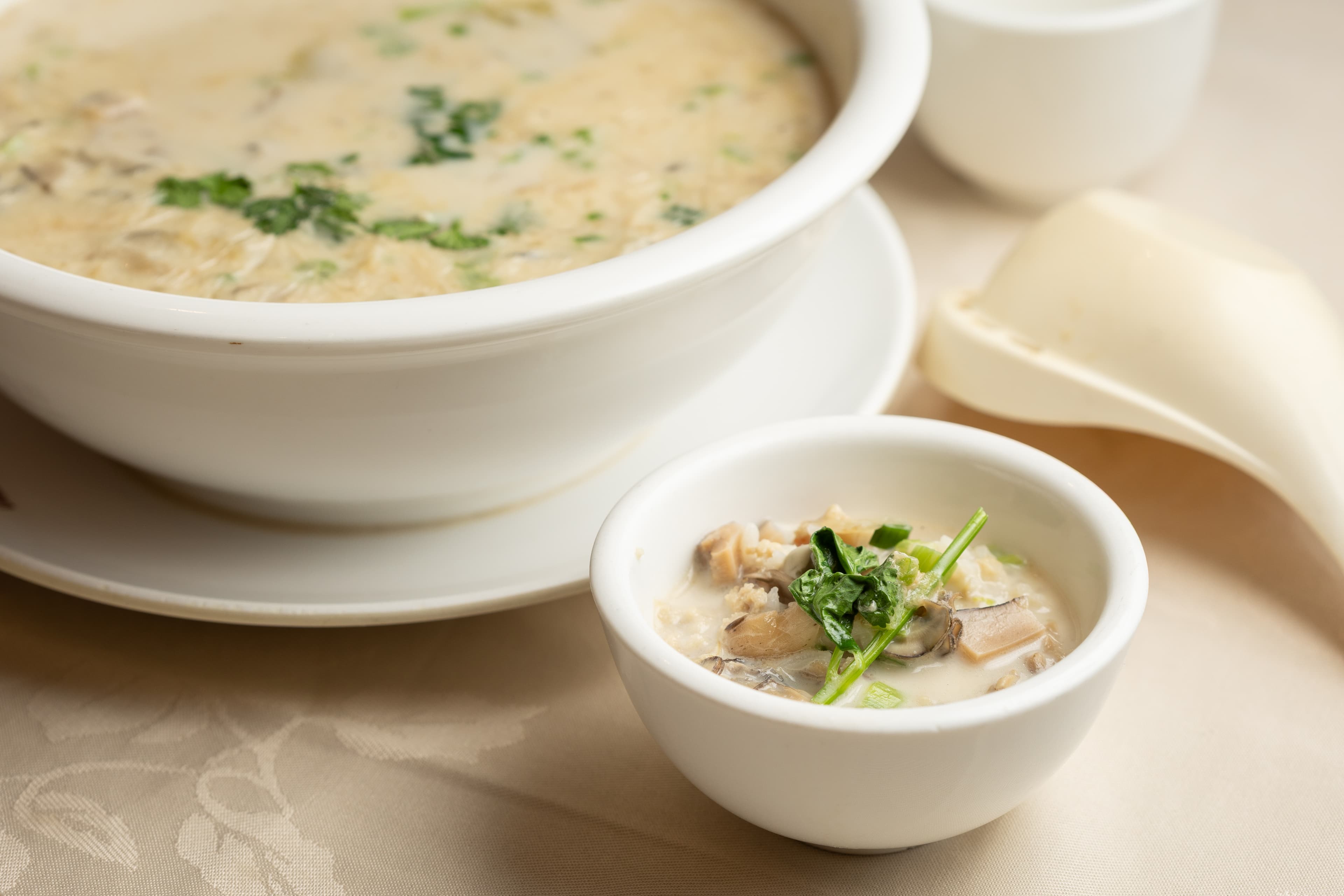 「招牌方魚蠔仔肉碎泡飯」湯頭濃郁,鮮味十足,吃了一碗絕對還想再吃一碗。(港幣98元/鍋,約NT$369)