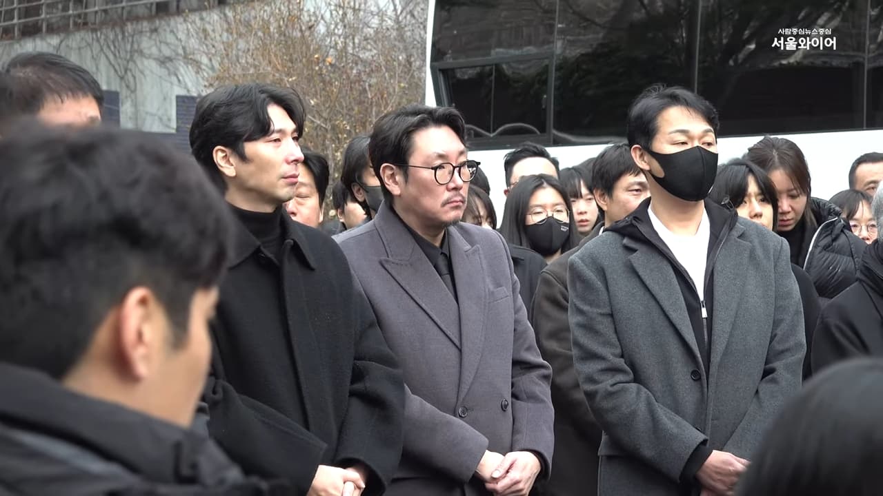 趙震雄(中)與朴星雄(前排右)今也現身,孔曉振(右後)在後方哭紅雙眼。(翻攝畫面)